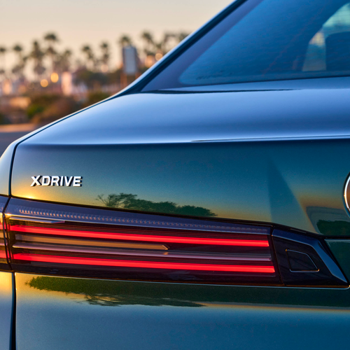 2027 BMW i7 60 xDrive G70 Vancouver Green Exterior