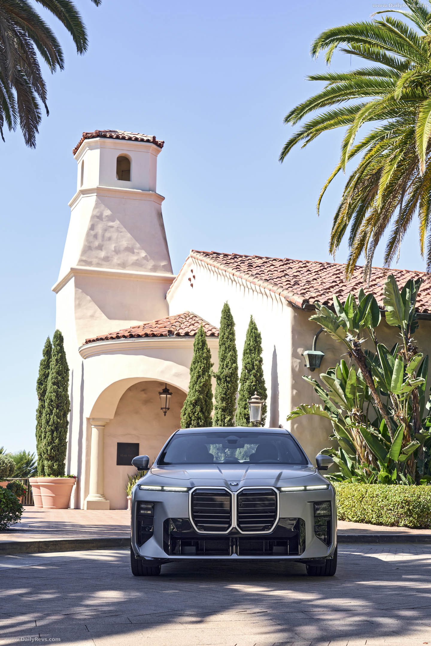 2027 BMW 740 xDrive M Sport Package G70 Front View