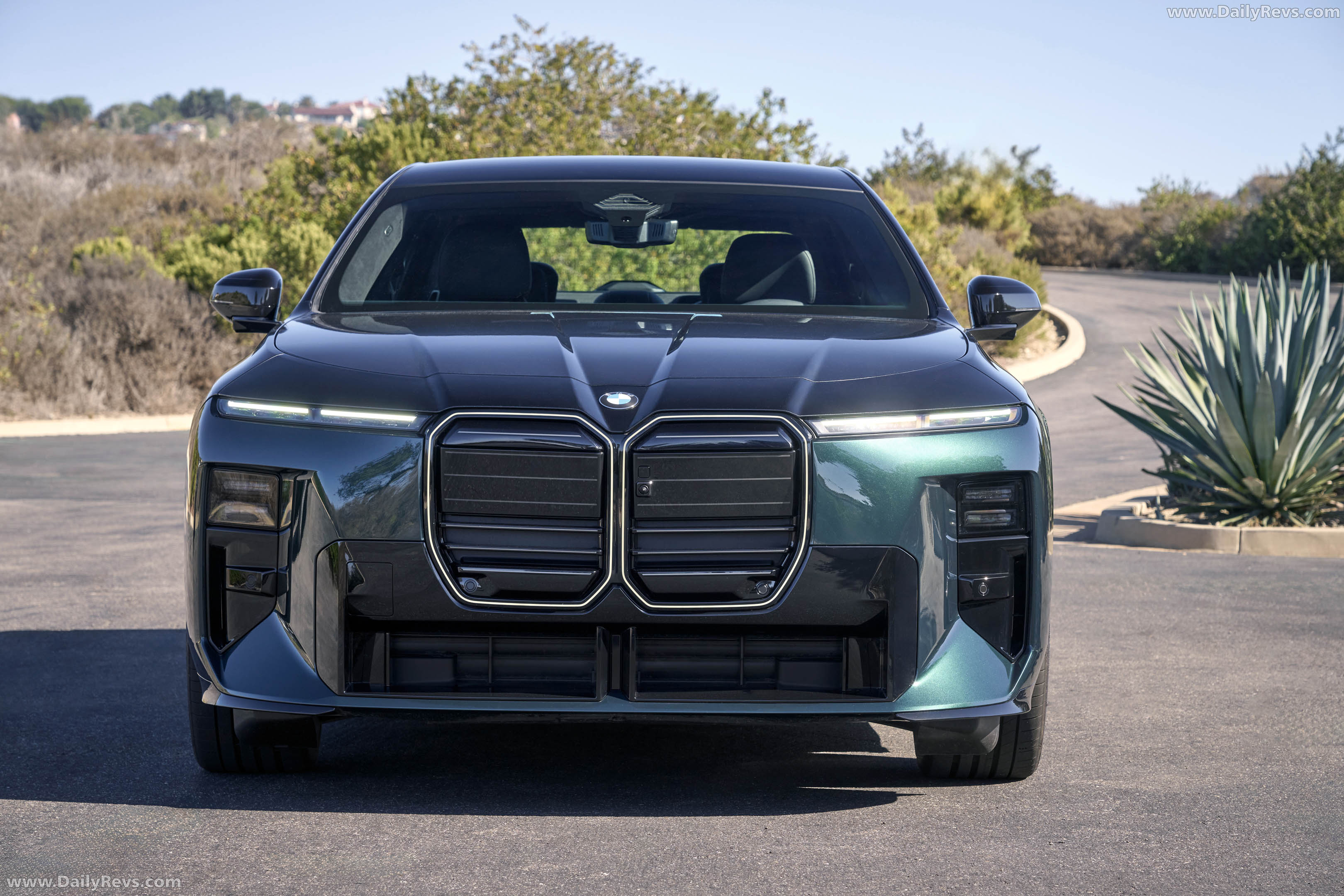 2027 BMW i7 60 xDrive M Sport Package Pro Front View