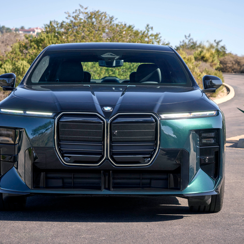 2027 BMW i7 60 xDrive M Sport Package Pro Front View
