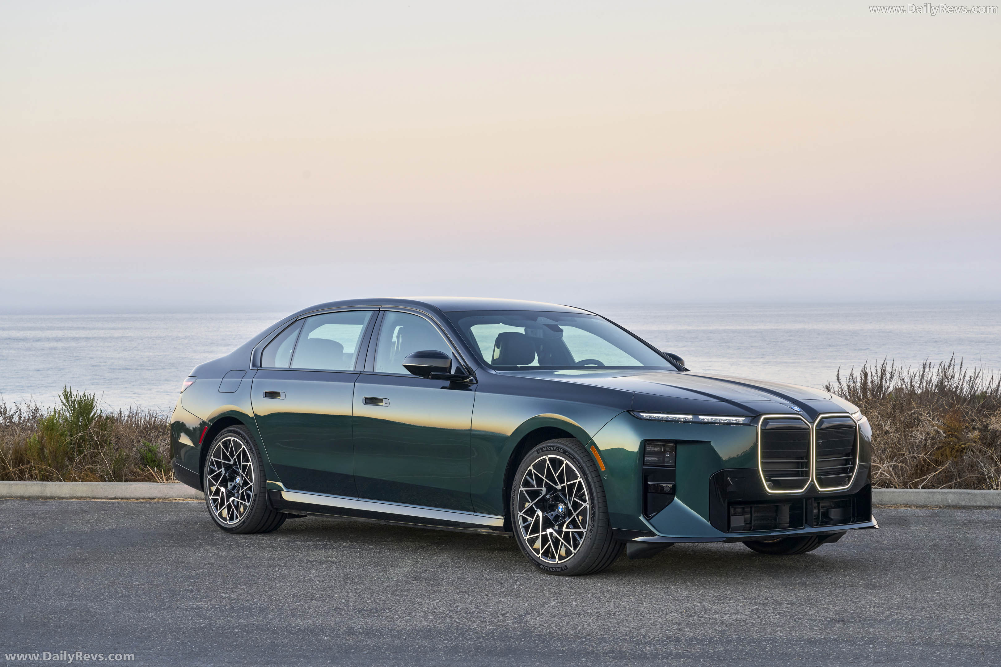 2027 BMW i7 60 xDrive M Sport Package Pro Front View