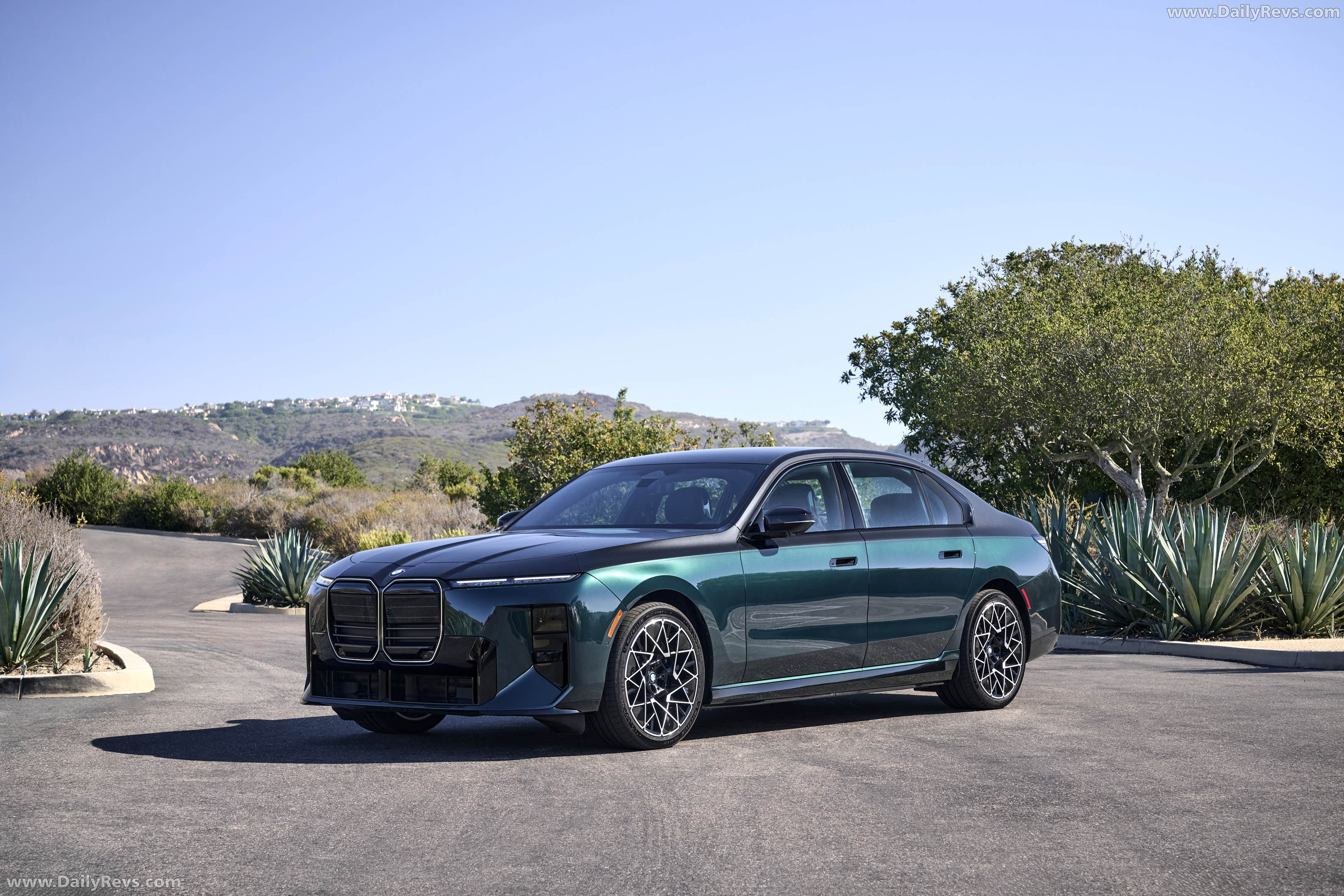 2027 BMW i7 60 xDrive M Sport Package Pro Front View