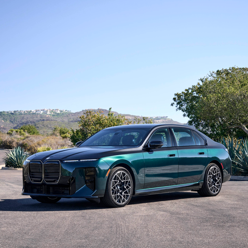 2027 BMW i7 60 xDrive M Sport Package Pro Front View