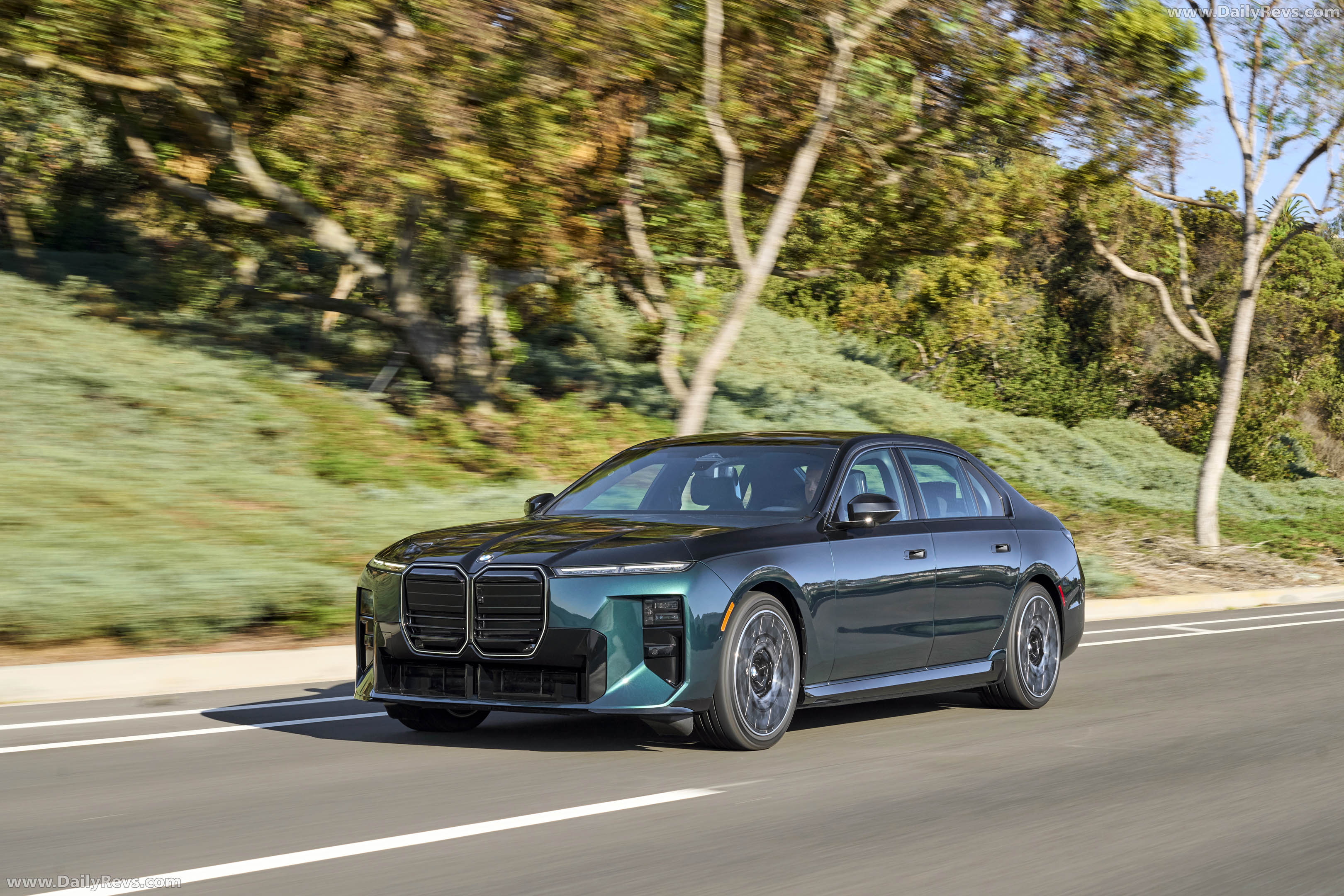 2027 BMW i7 60 xDrive M Sport Package Pro Front View