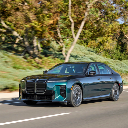 2027 BMW i7 60 xDrive M Sport Package Pro Front View