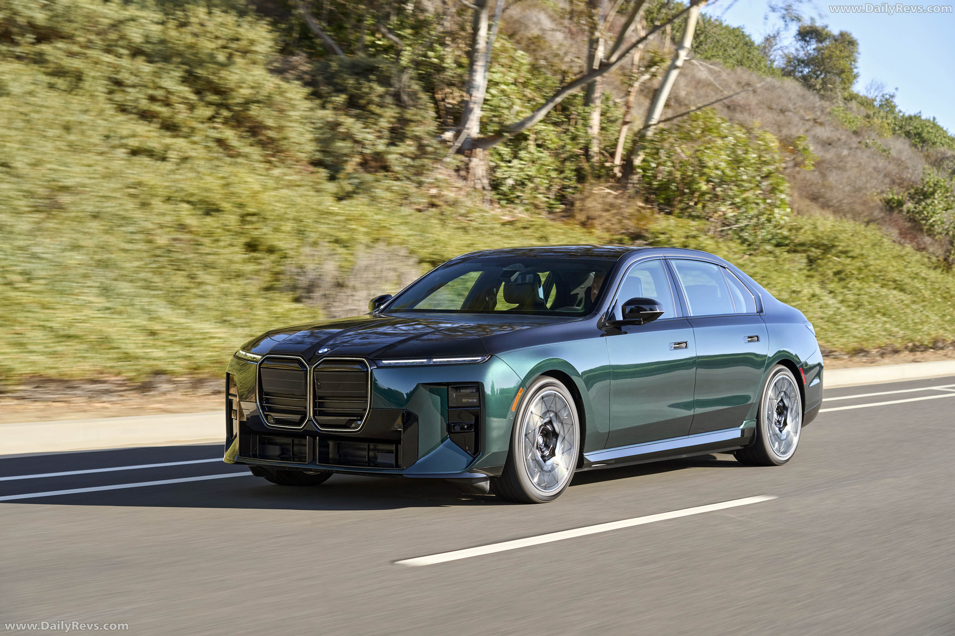 2027 BMW i7 60 xDrive M Sport Package Pro Front View