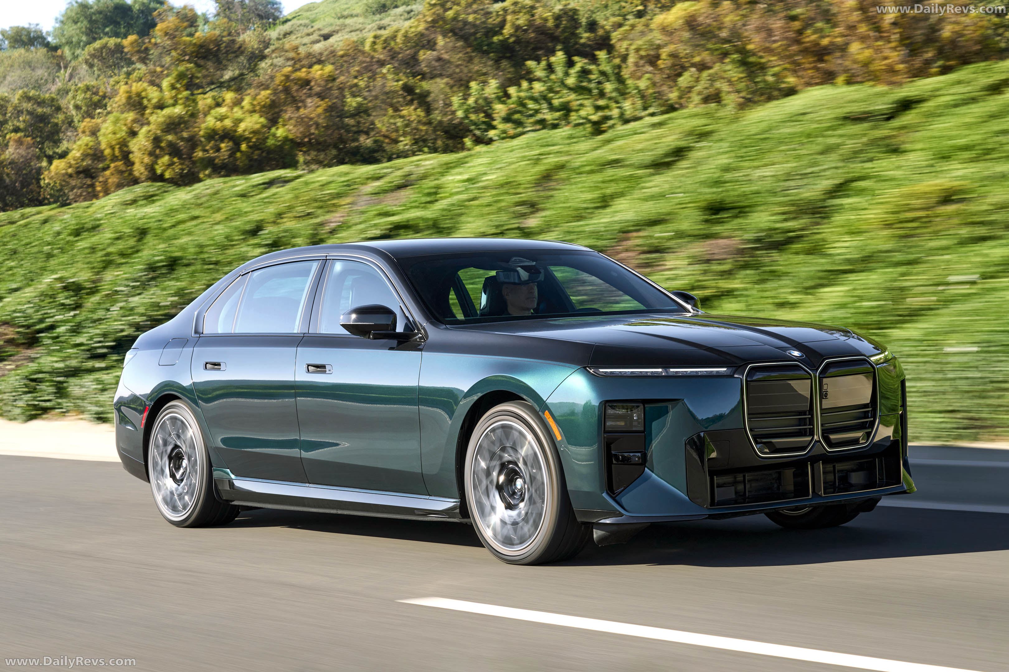 2027 BMW i7 60 xDrive M Sport Package Pro Front View