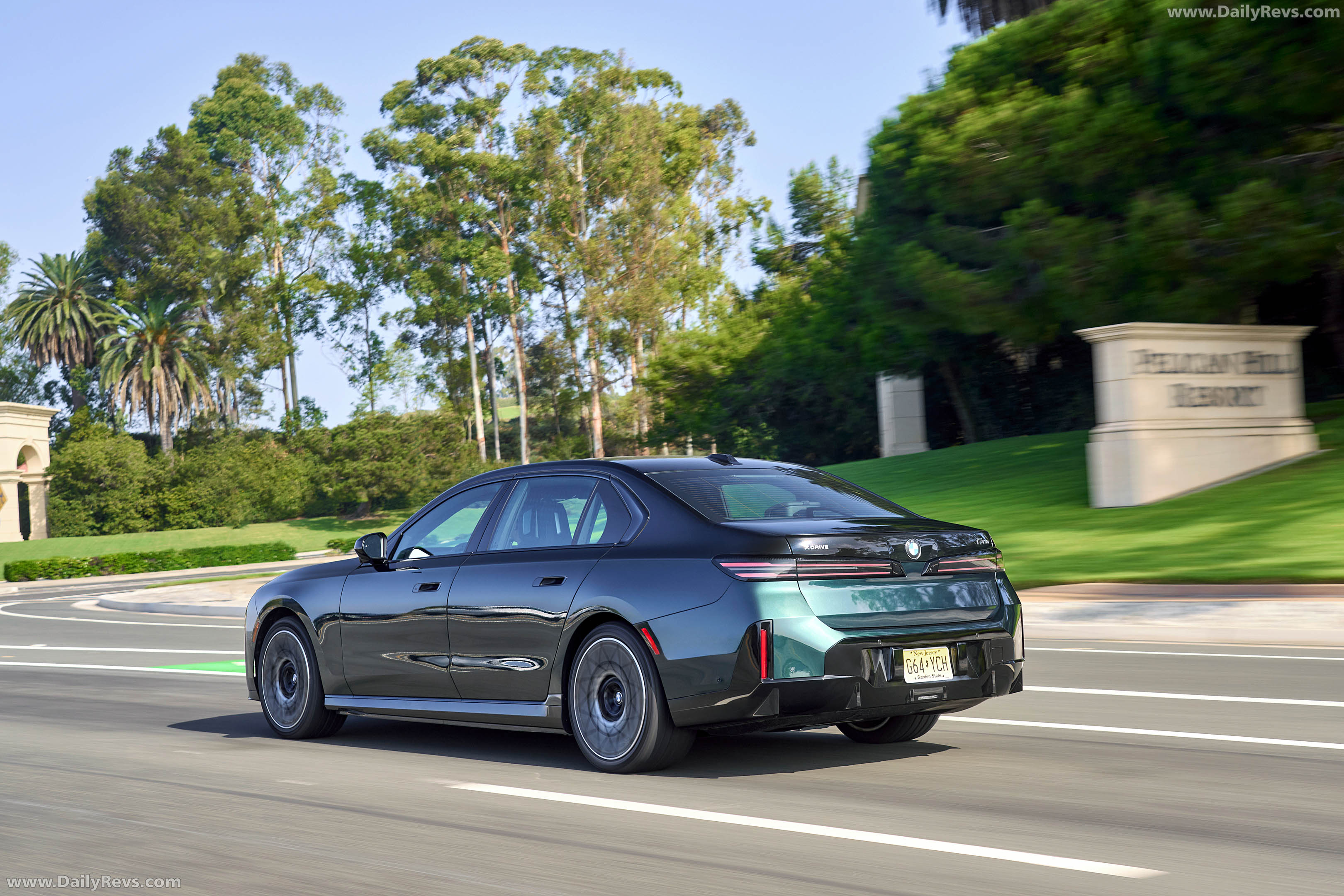 2027 BMW i7 60 xDrive M Sport Package Pro Rear View