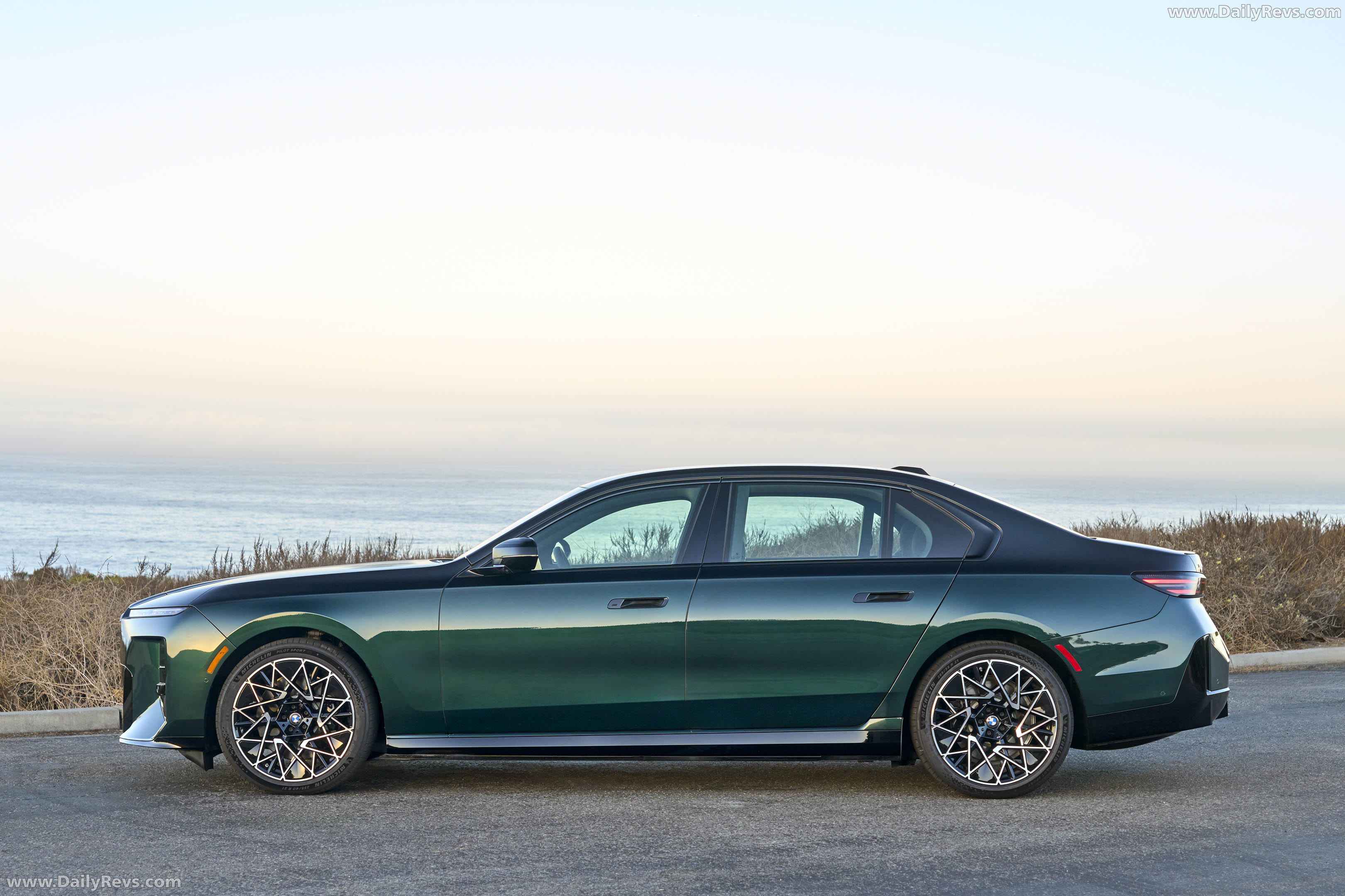 2027 BMW i7 60 xDrive M Sport Package Pro Side View