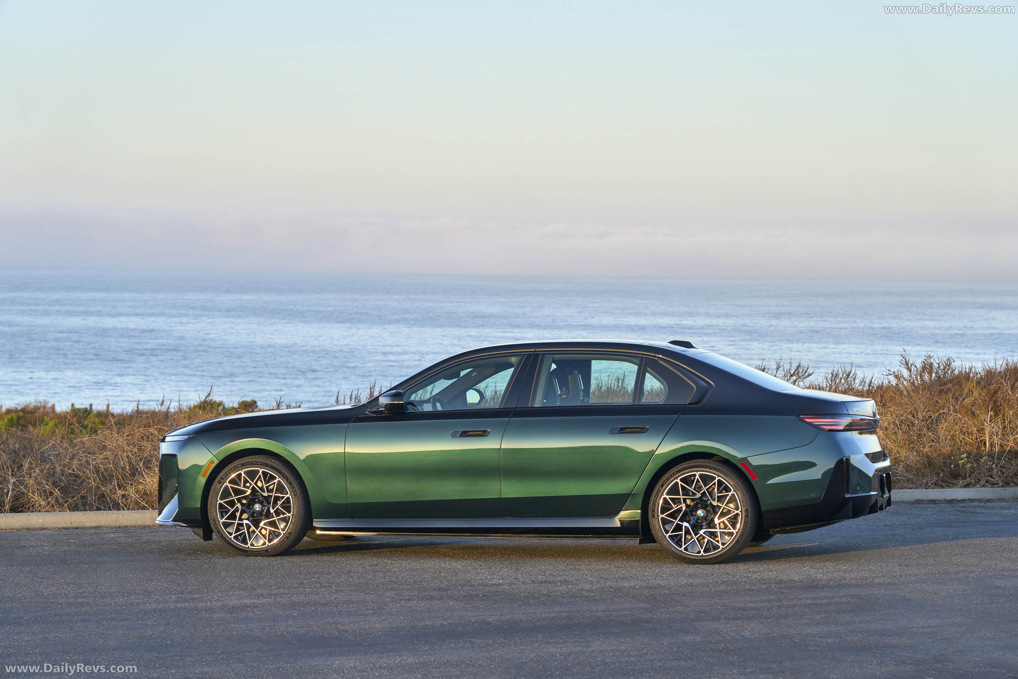2027 BMW i7 60 xDrive M Sport Package Pro Side View