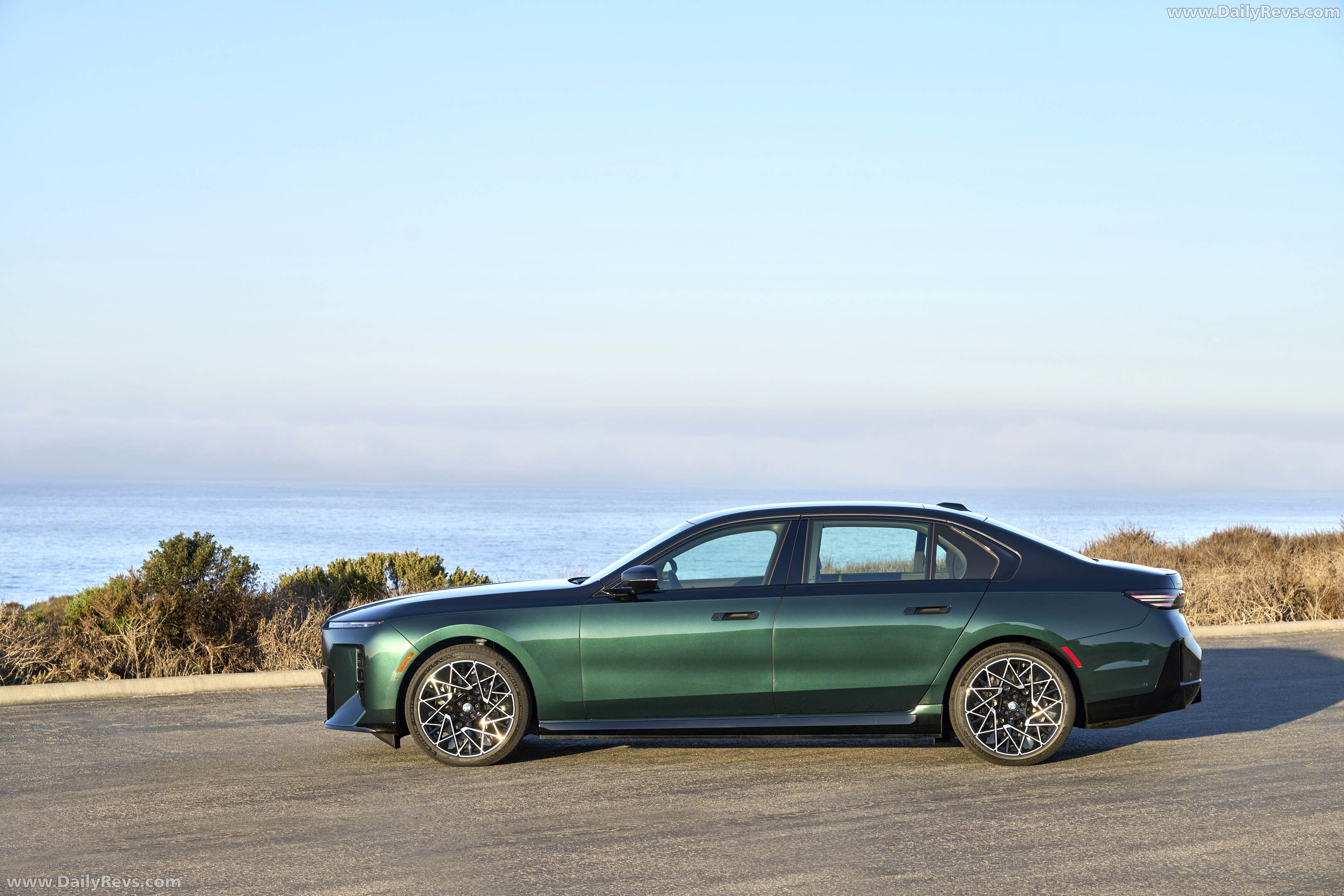 2027 BMW i7 60 xDrive M Sport Package Pro Side View