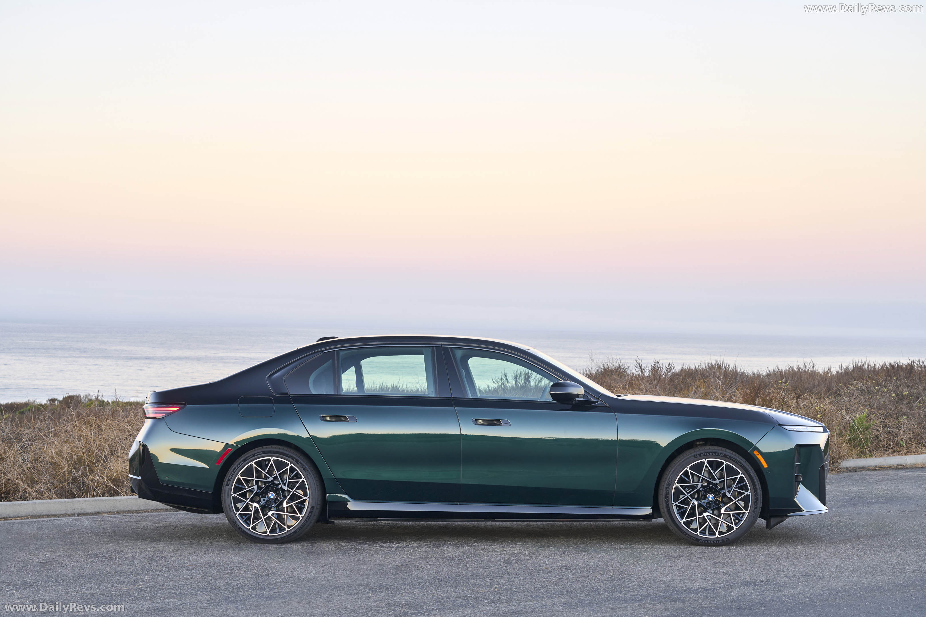 2027 BMW i7 60 xDrive M Sport Package Pro Side View
