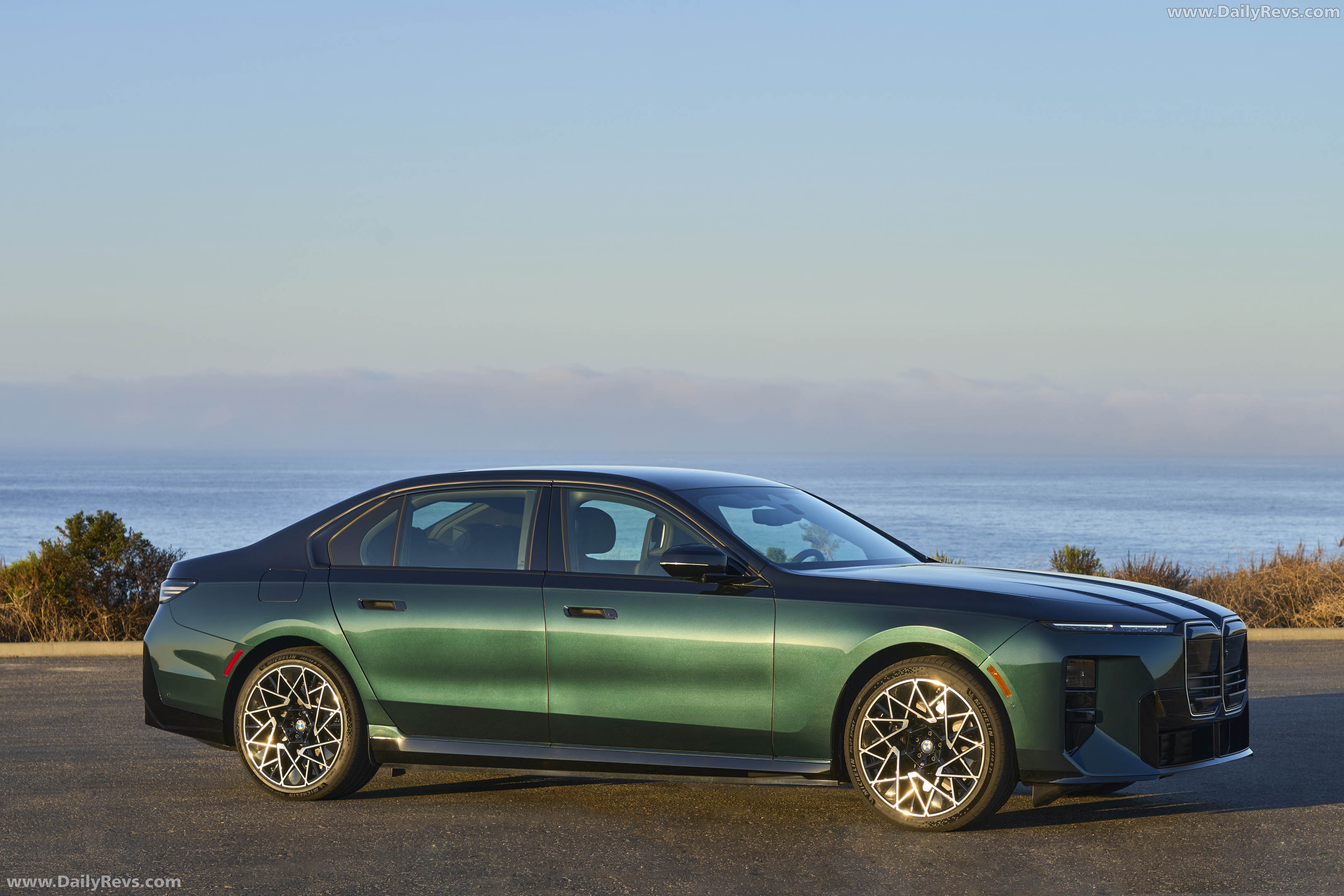 2027 BMW i7 60 xDrive M Sport Package Pro Side View