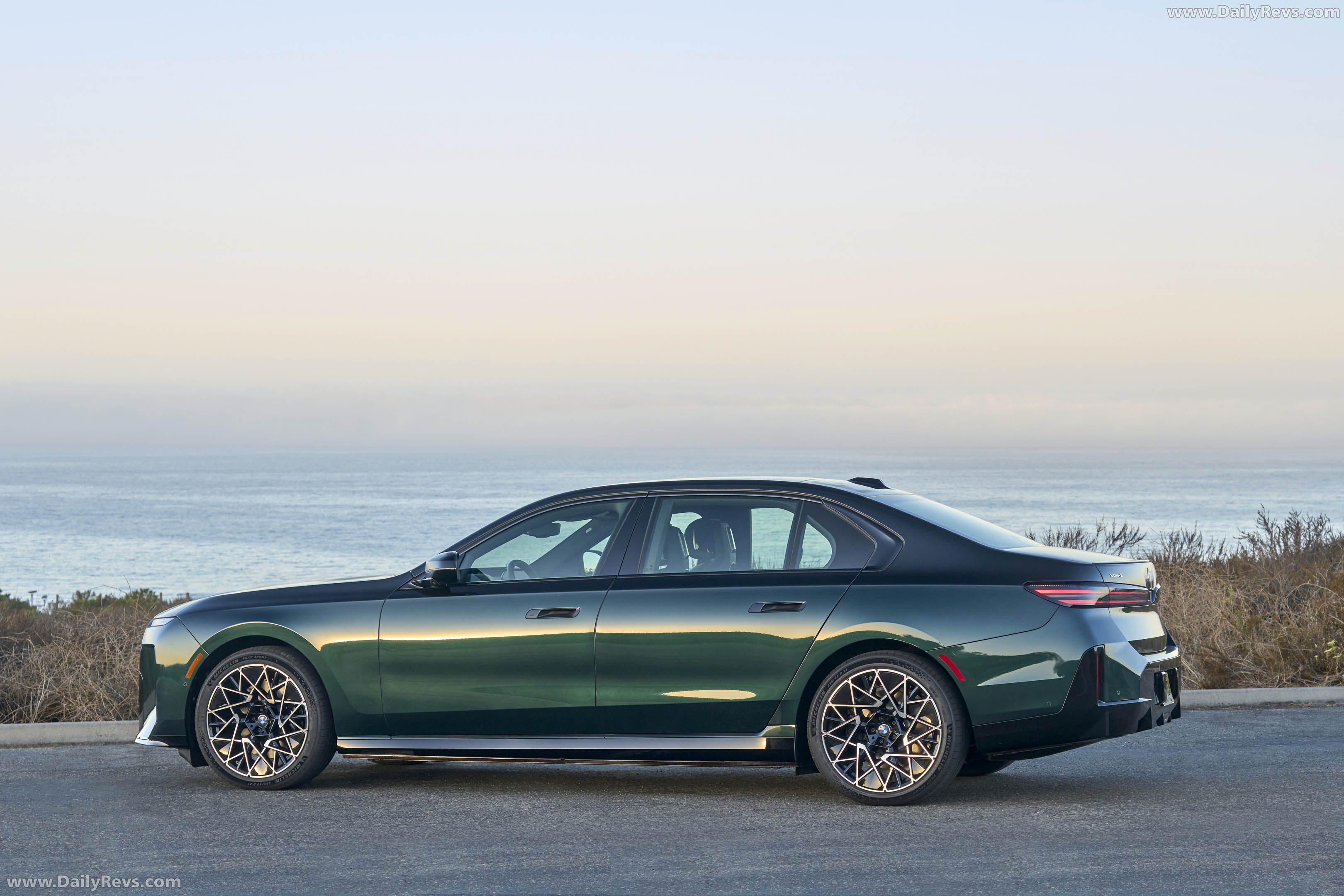 2027 BMW i7 60 xDrive M Sport Package Pro Side View