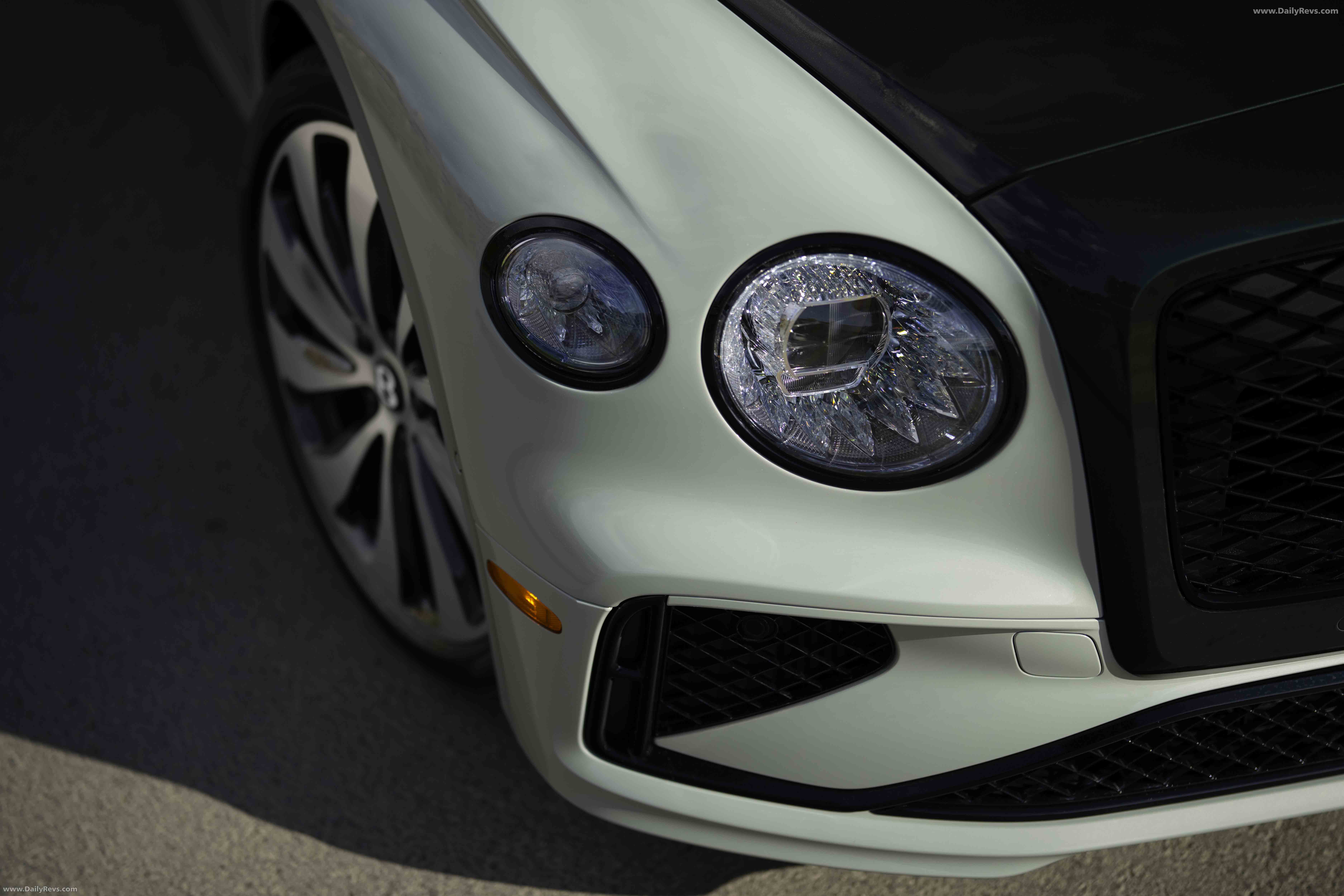 2025 Bentley Flying Spur Cumbarian Green Exterior