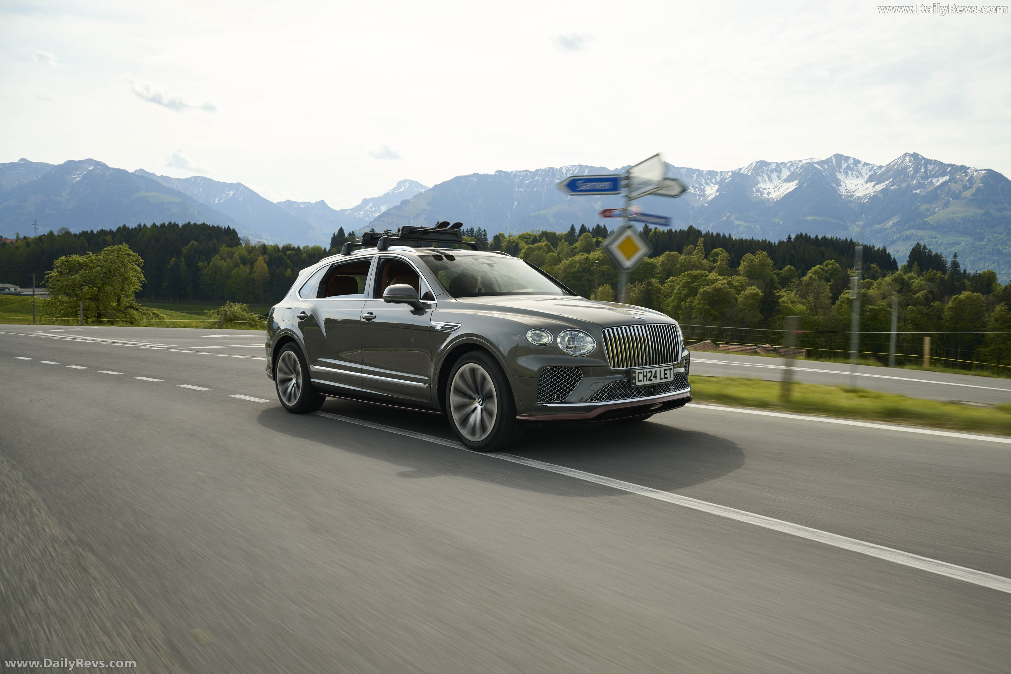 2026 Bentley Bentayga EWB Chalet Edition Front View