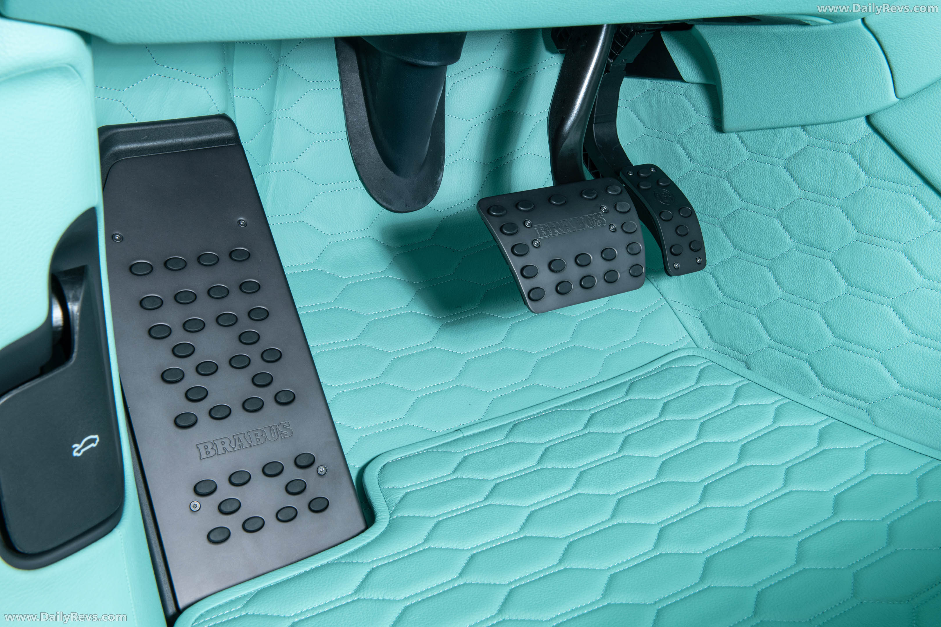 2026 Brabus 900 Mint Urus SE Interior