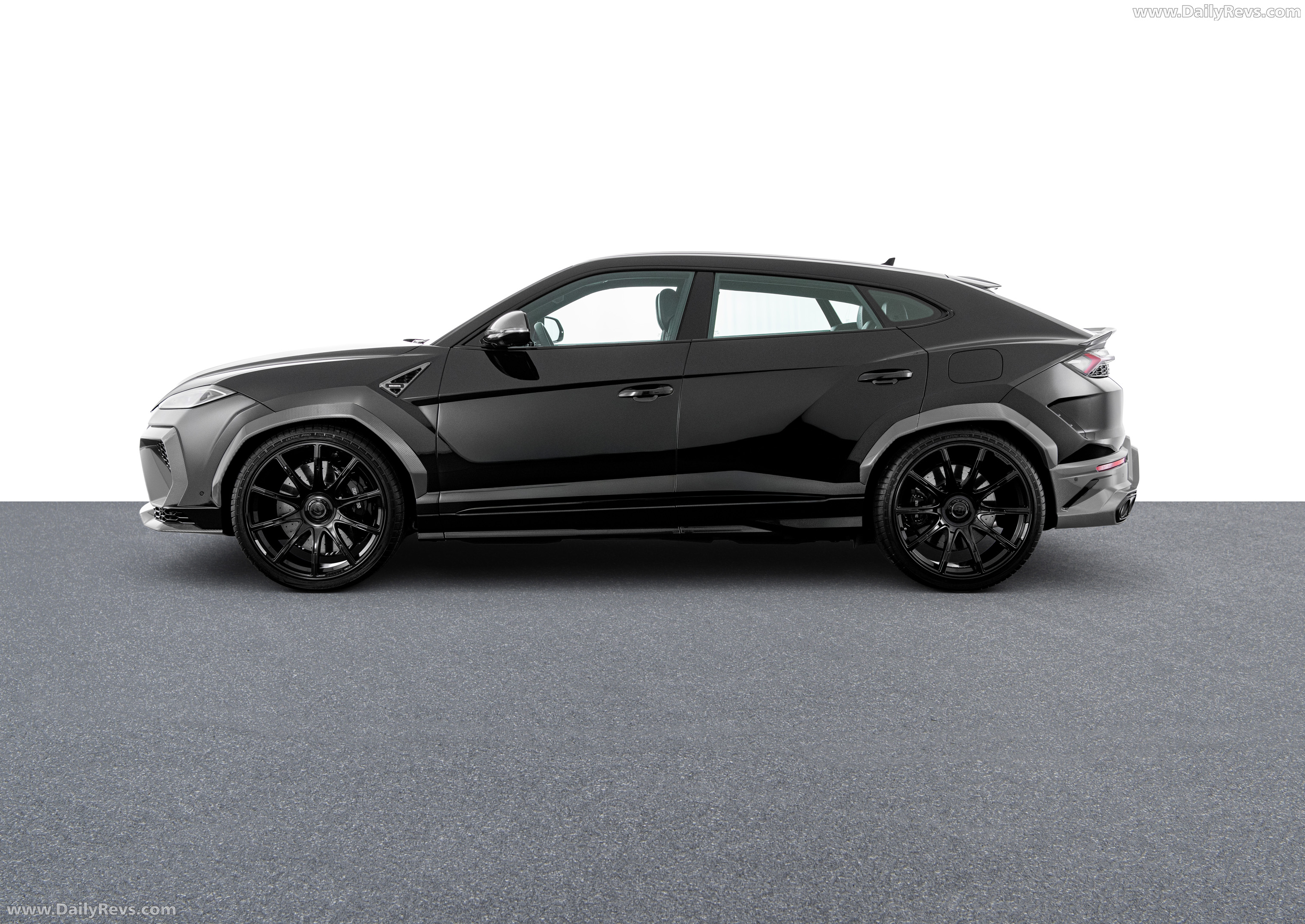 2026 Brabus 900 Superblack Urus SE Side View