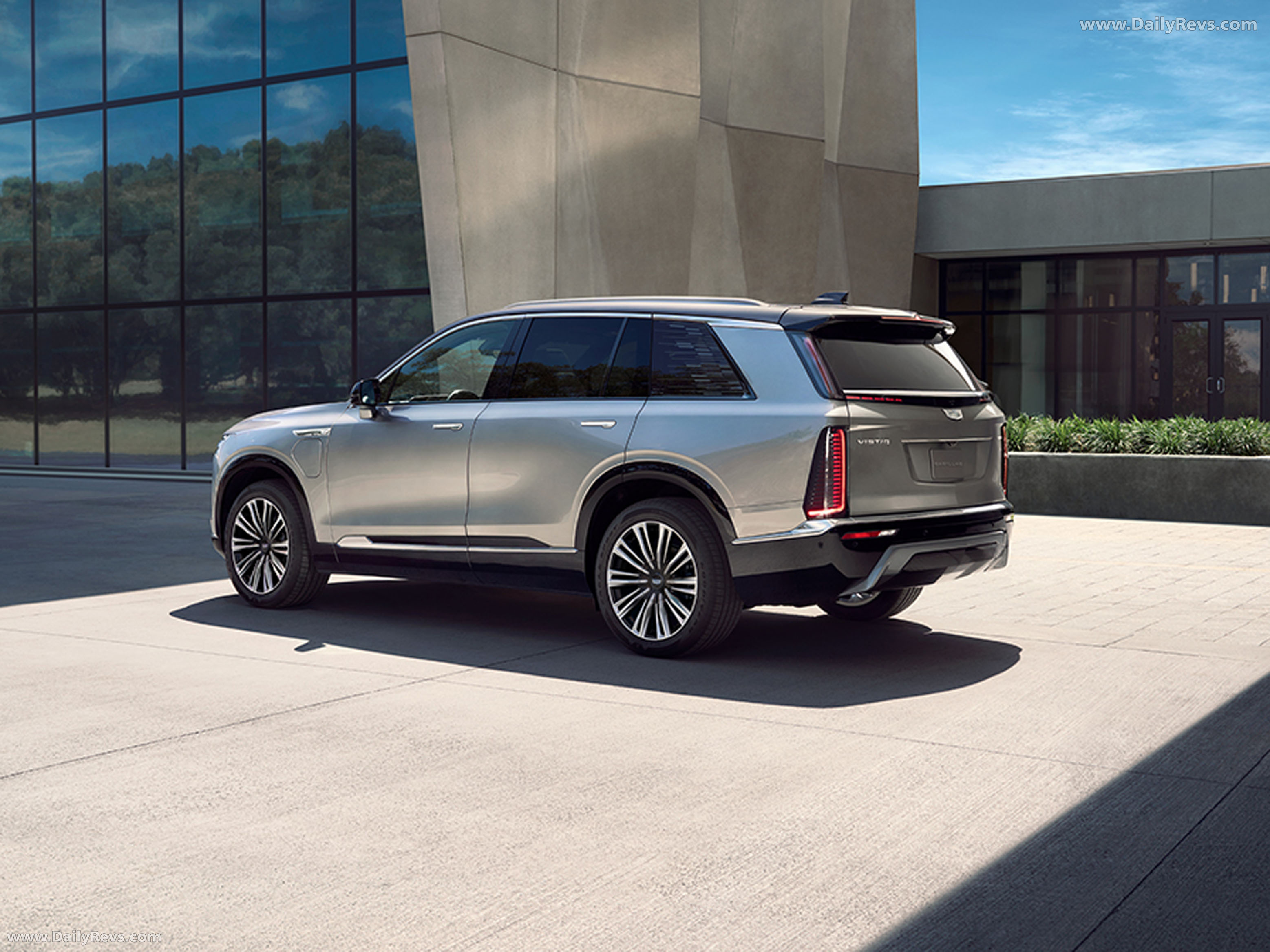 2026 Cadillac VISTIQ European Version Rear View