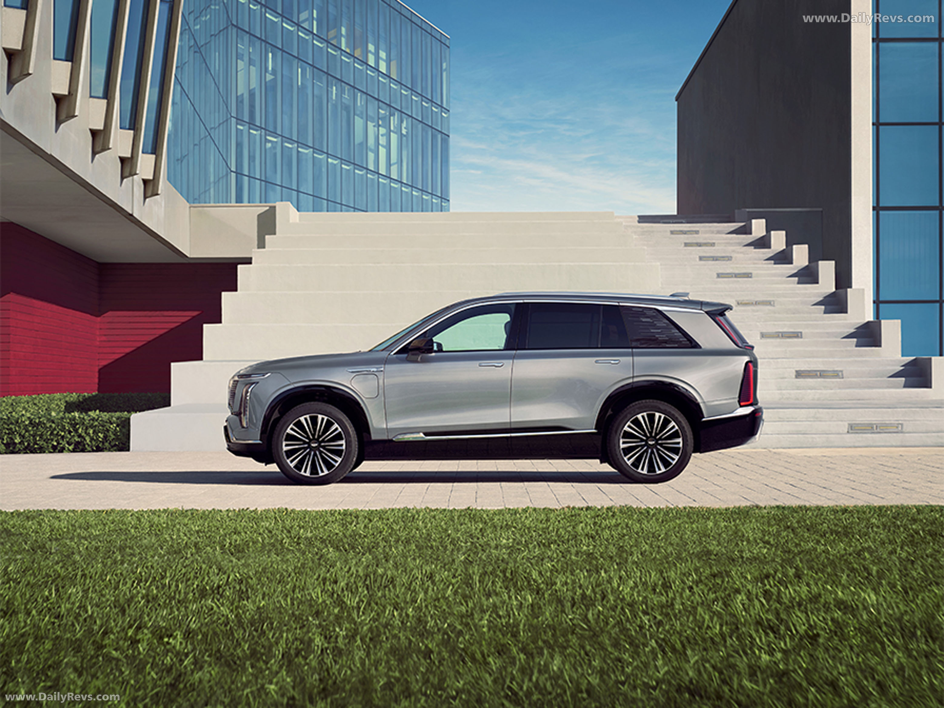 2026 Cadillac VISTIQ European Version Side View