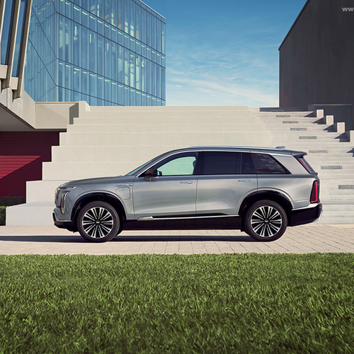 2026 Cadillac VISTIQ European Version Side View