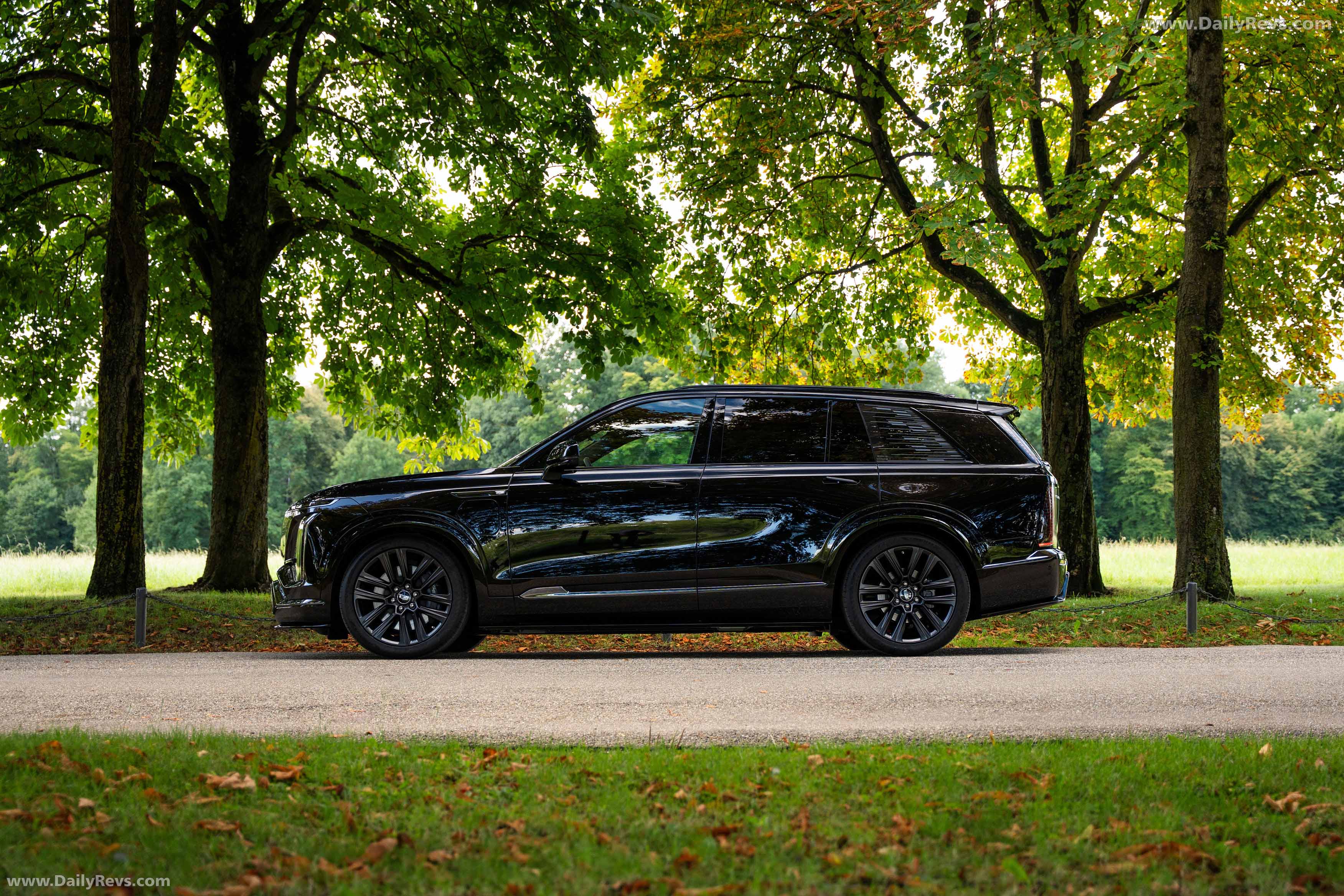 2026 Cadillac VISTIQ European Version Side View