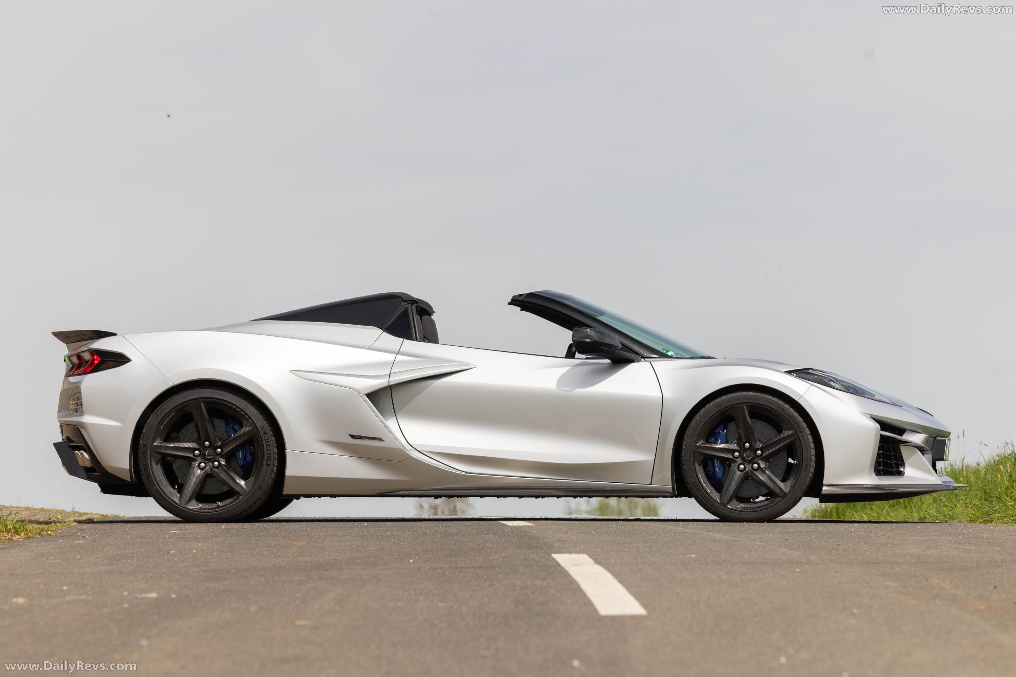 2026 Chevrolet Corvette E-Ray Convertible European Version Side View