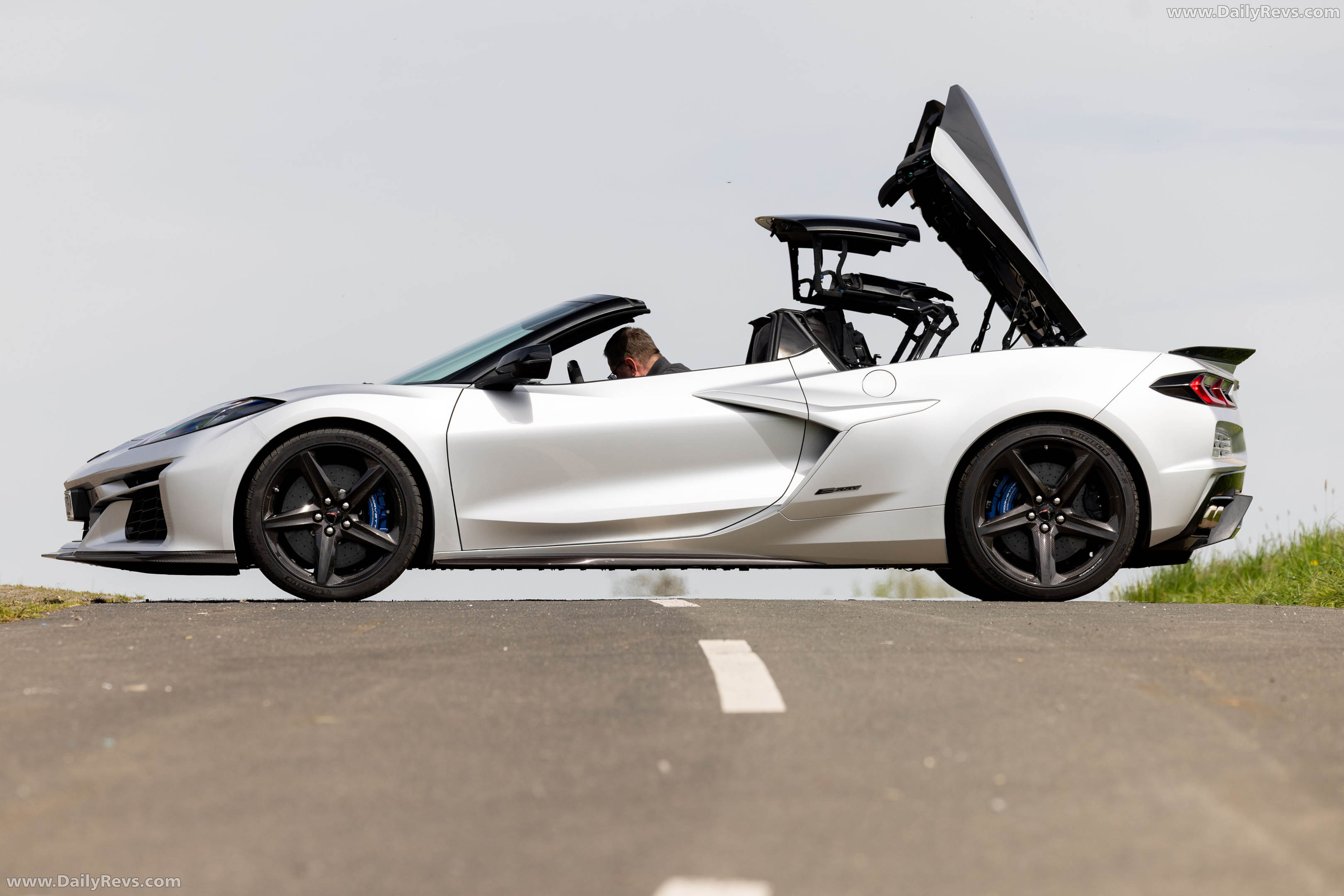 2026 Chevrolet Corvette E-Ray Convertible European Version Side View