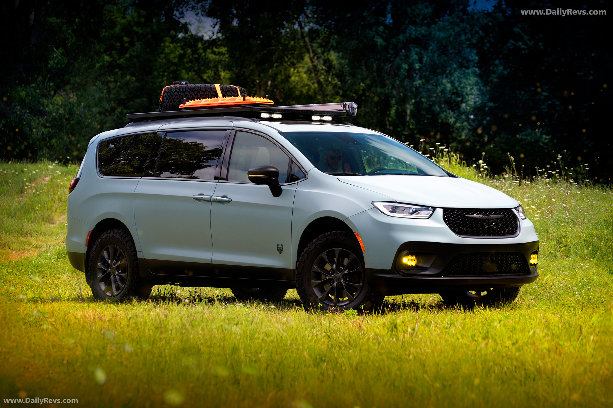 2025 Chrysler Pacifica Grizzly Peak Concept Front View