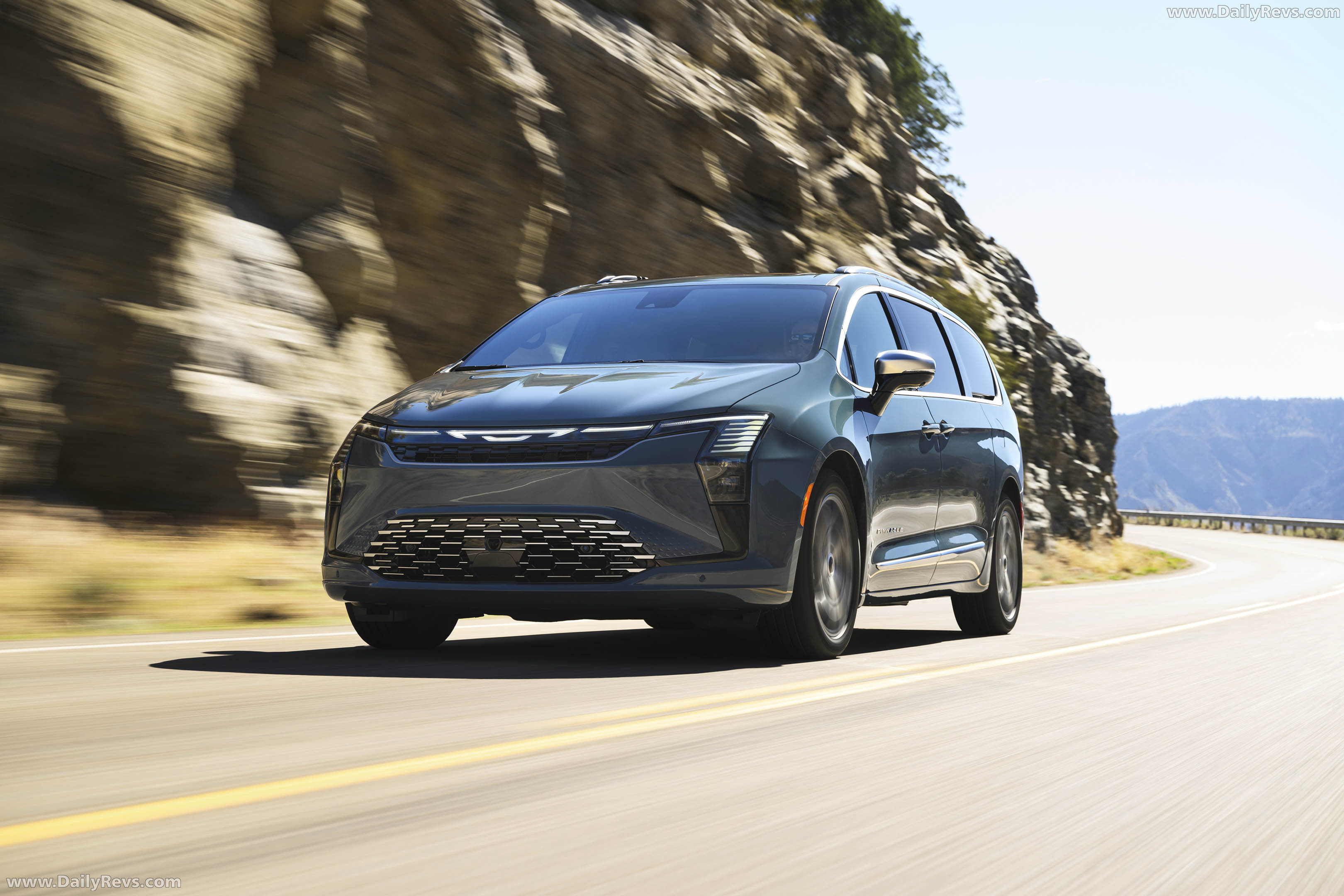 2027 Chrysler Pacifica Pinnacle Front View