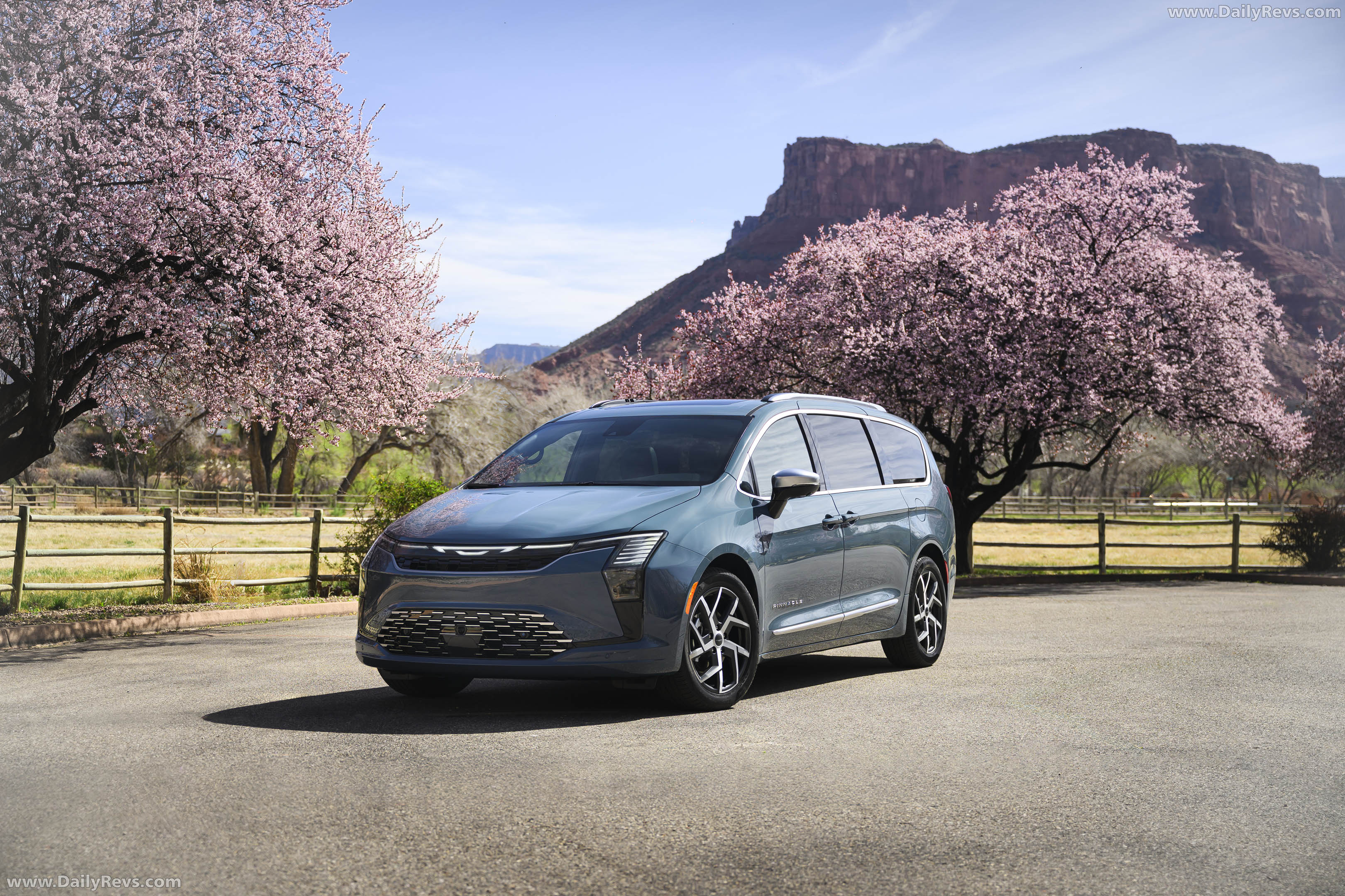 2027 Chrysler Pacifica Pinnacle Front View