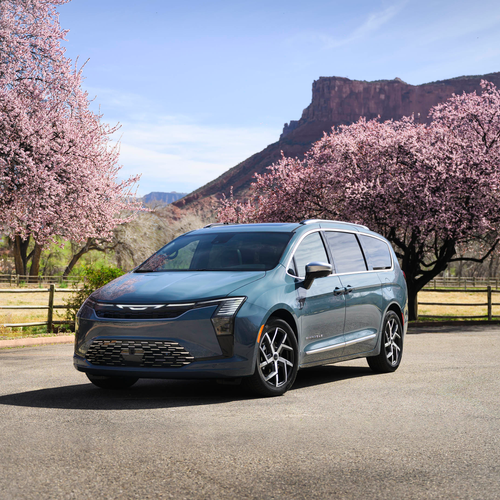 2027 Chrysler Pacifica Pinnacle Front View