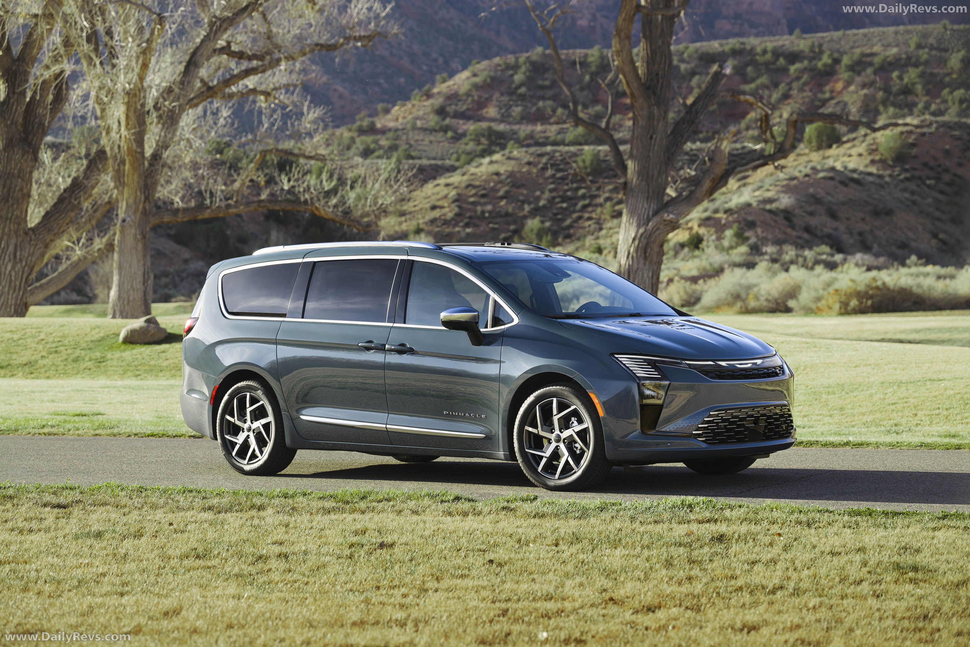 2027 Chrysler Pacifica Pinnacle Front View