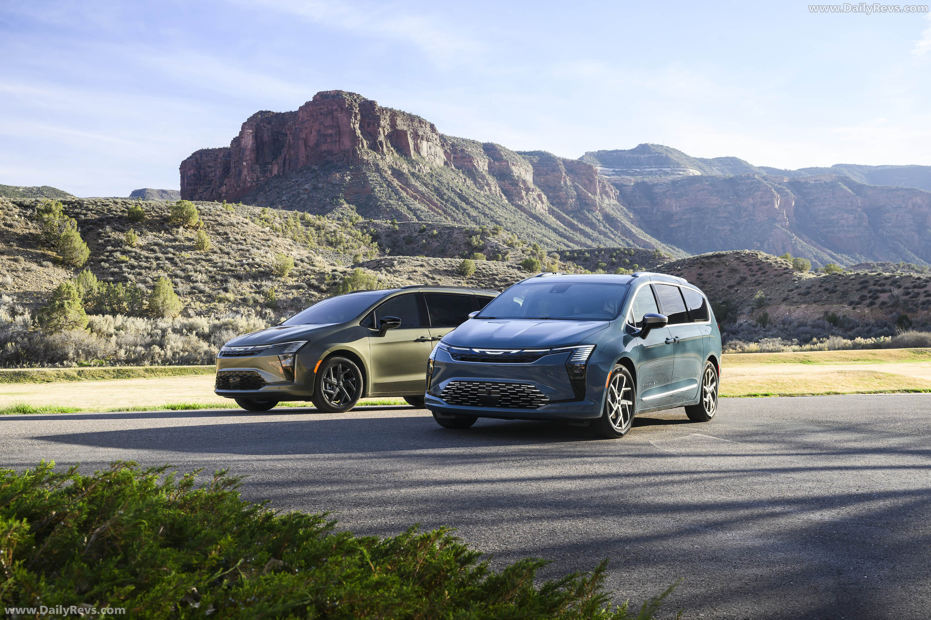 2027 Chrysler Pacifica Pinnacle Front View