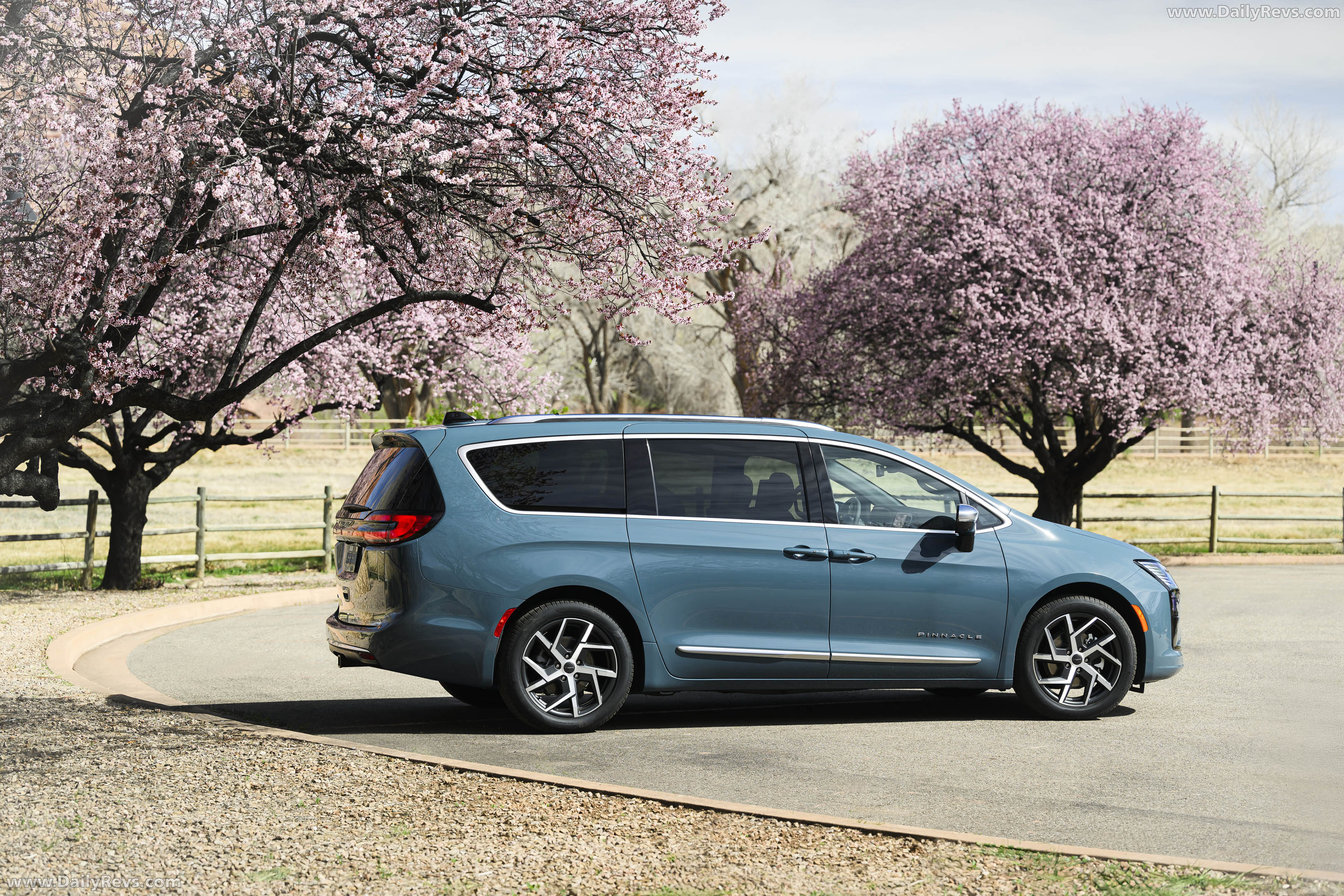 2027 Chrysler Pacifica Pinnacle Side View