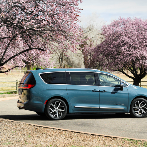 2027 Chrysler Pacifica Pinnacle Side View