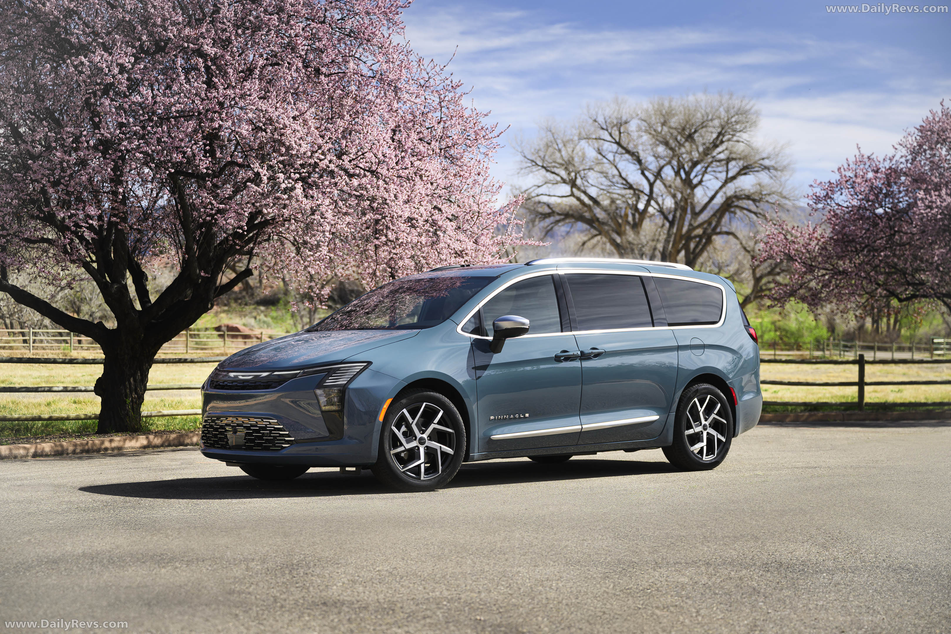 2027 Chrysler Pacifica Pinnacle Side View
