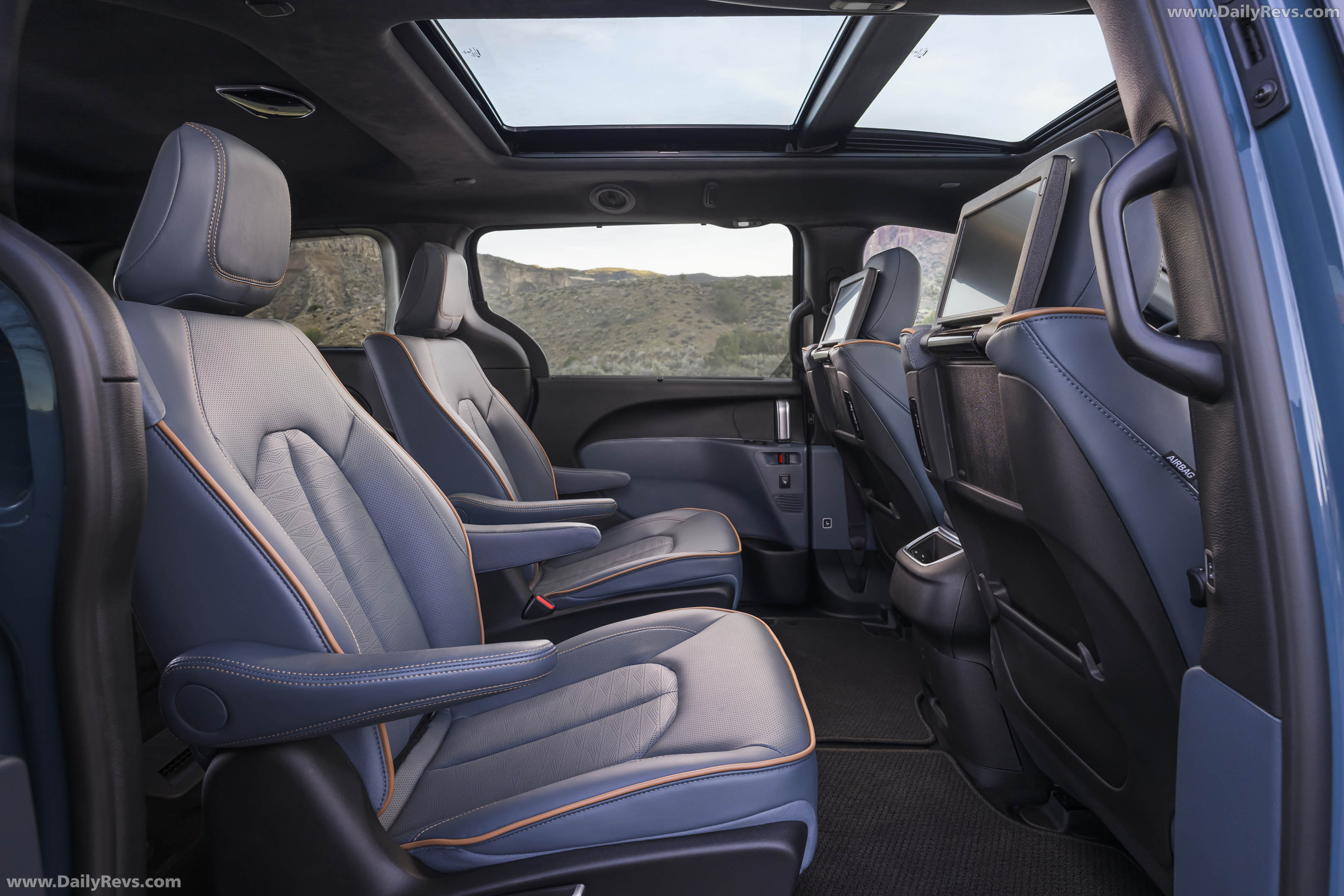 2027 Chrysler Pacifica Pinnacle Interior