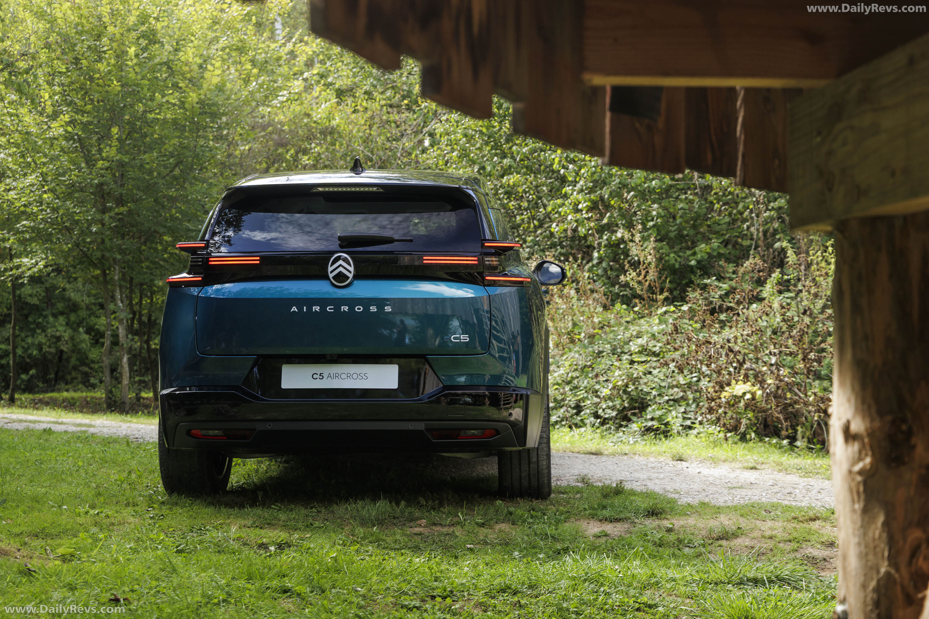 2027 Citroen C5 Aircross Emeraude Rear View