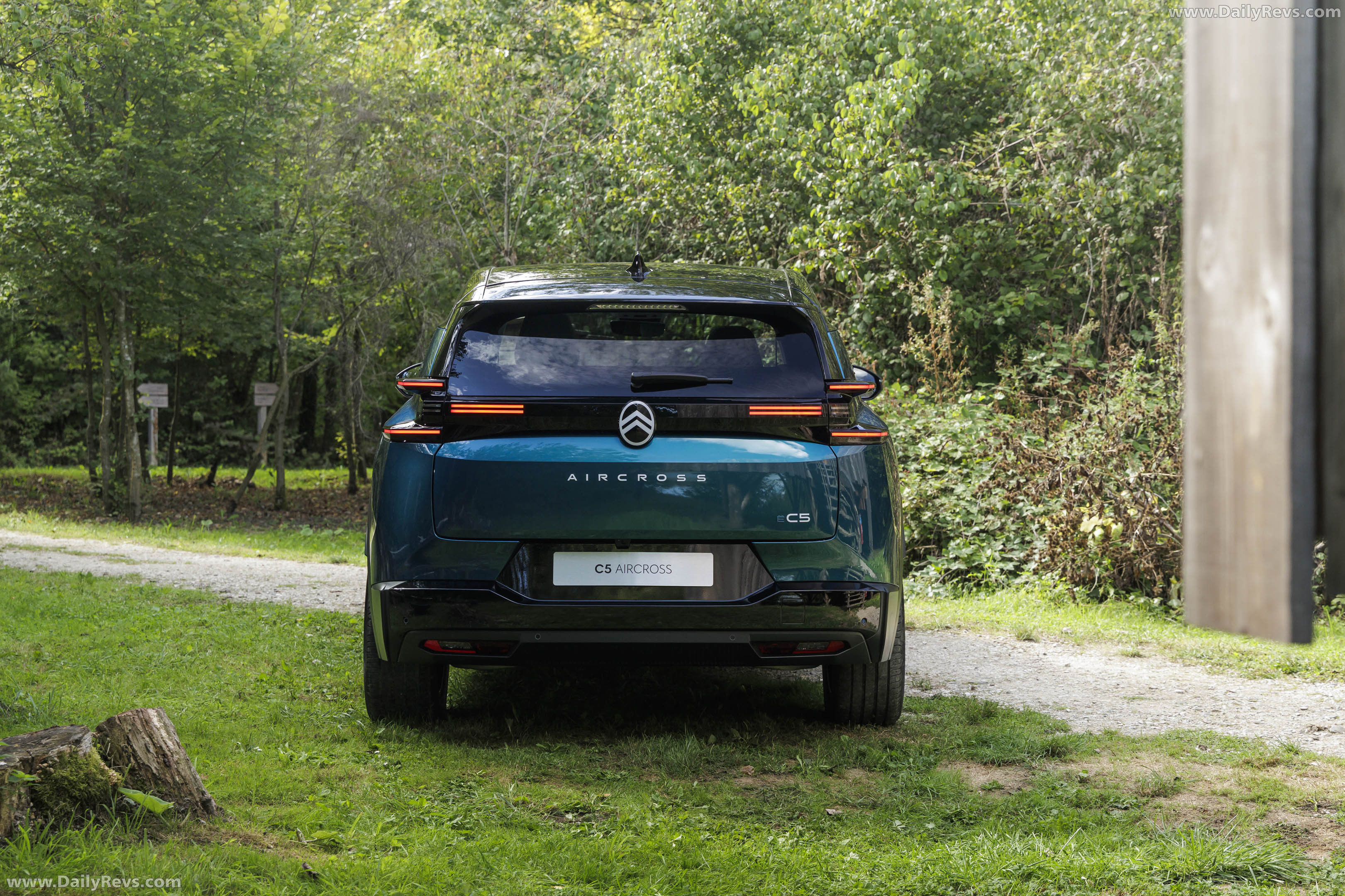 2027 Citroen C5 Aircross Emeraude Rear View