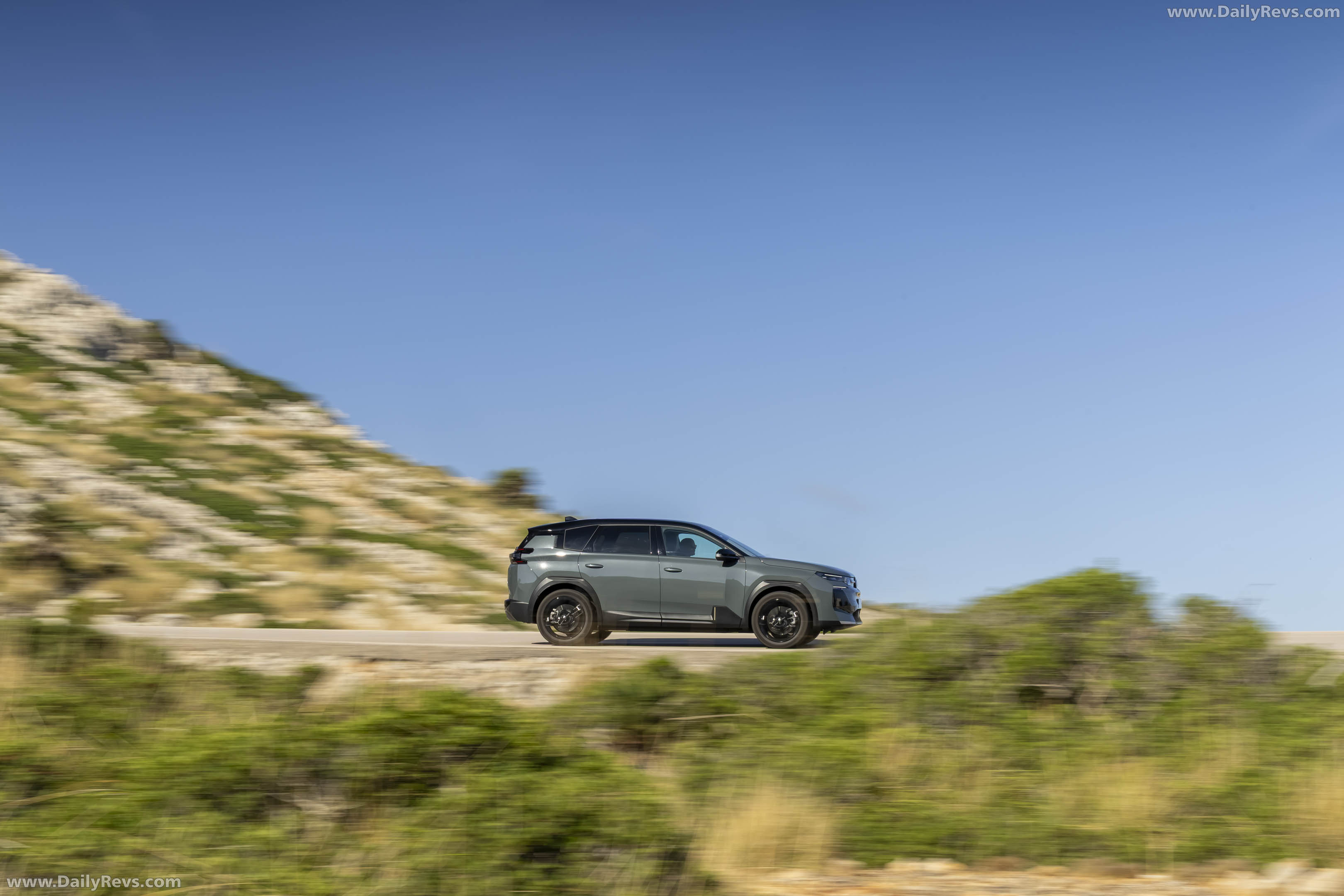 2026 Citroen C5 Aircross BEV Side View