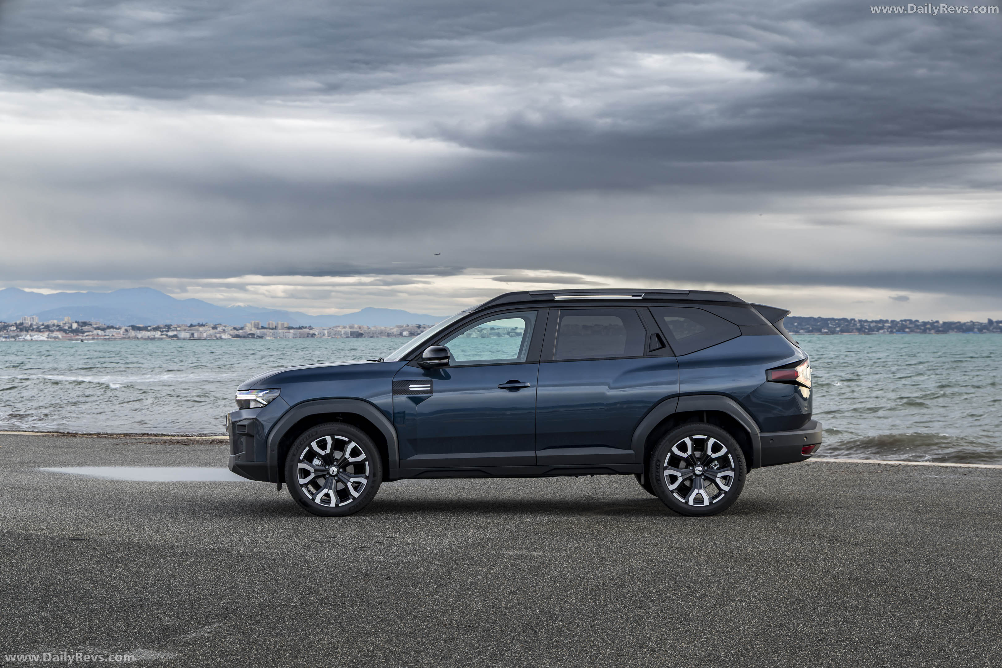 2026 Dacia Bigster Hybrid G-150 4x4 Journey Side View