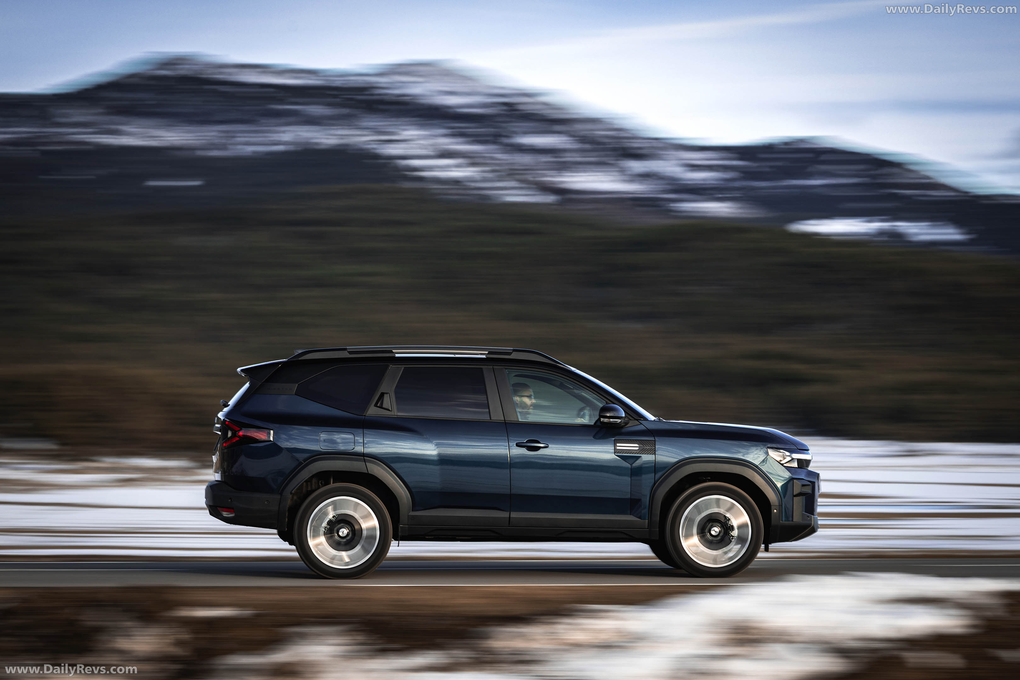 2026 Dacia Bigster Hybrid G-150 4x4 Journey Side View