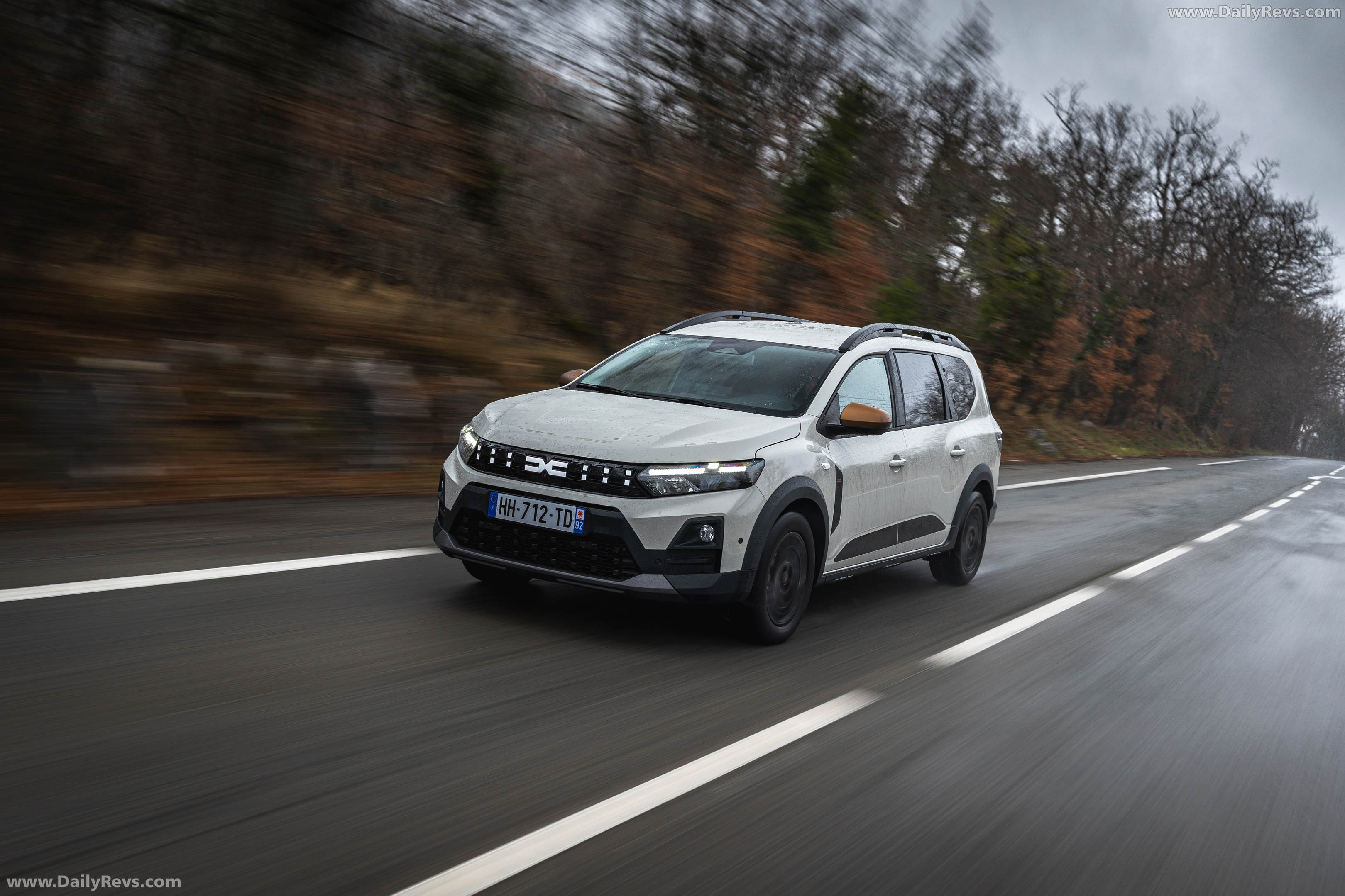 2026 Dacia Jogger Hybrid 155 Extreme Front View