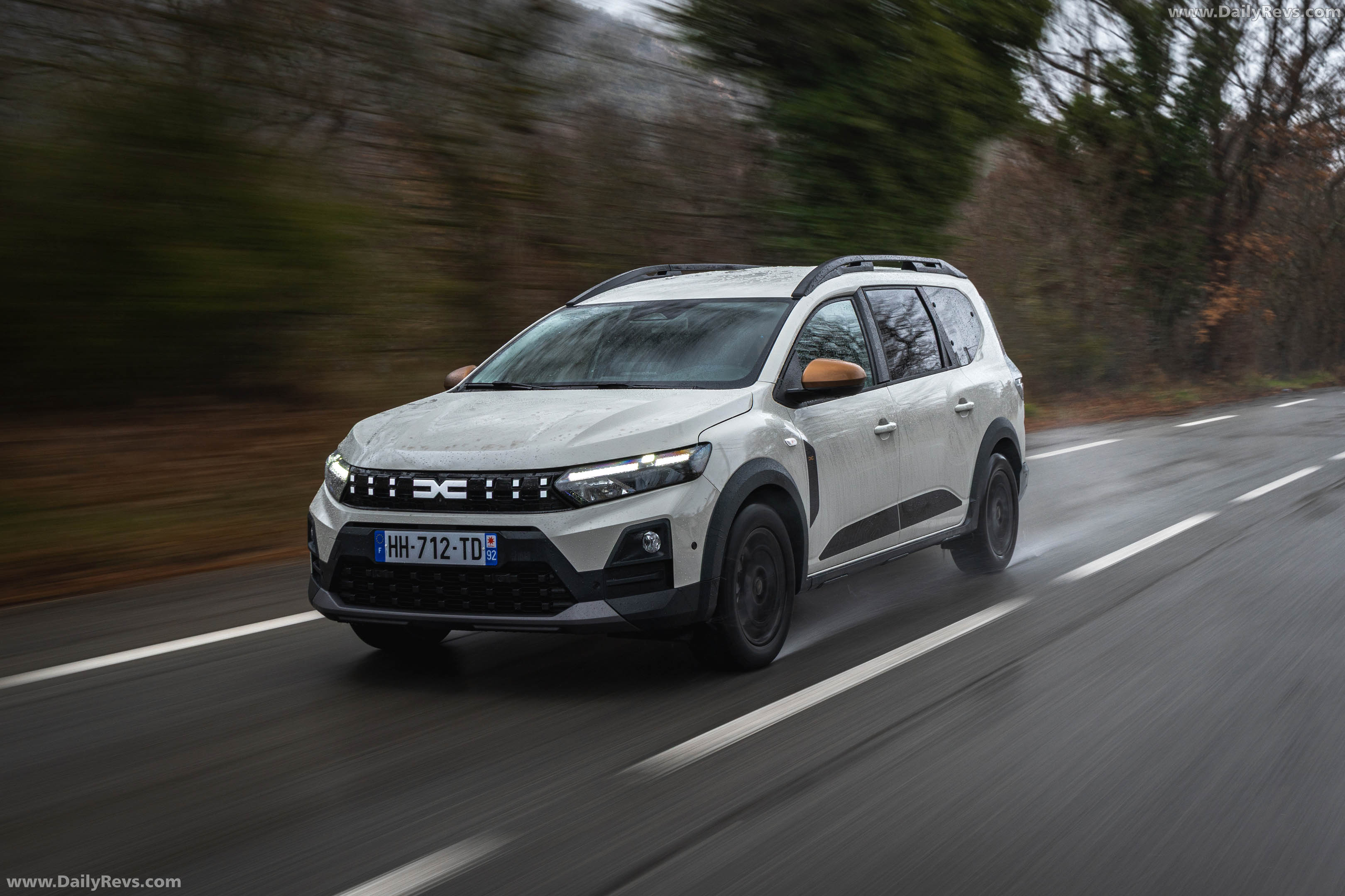 2026 Dacia Jogger Hybrid 155 Extreme Front View