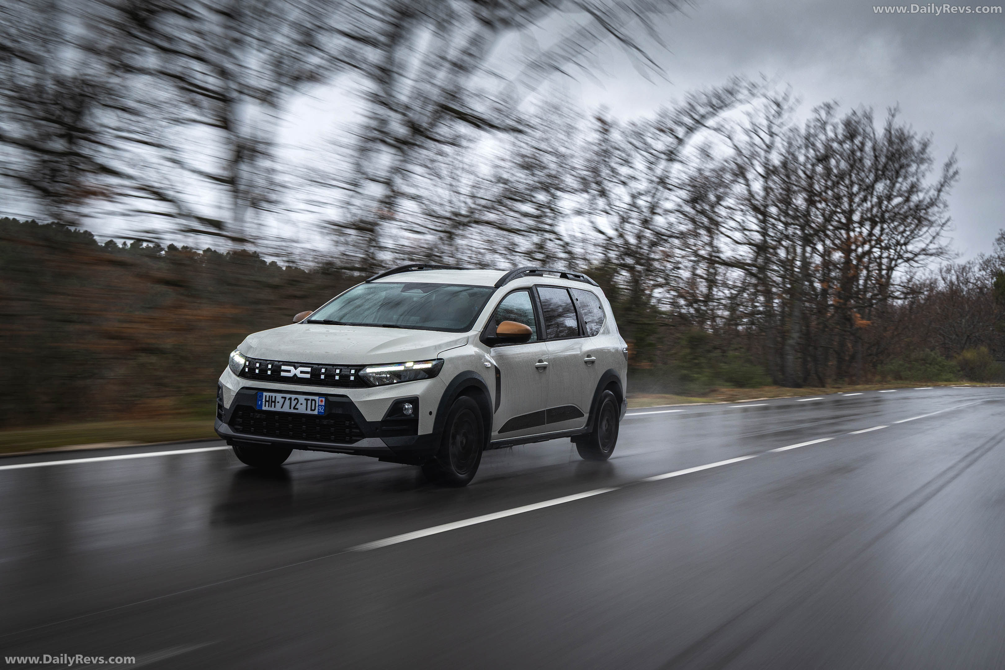 2026 Dacia Jogger Hybrid 155 Extreme Front View