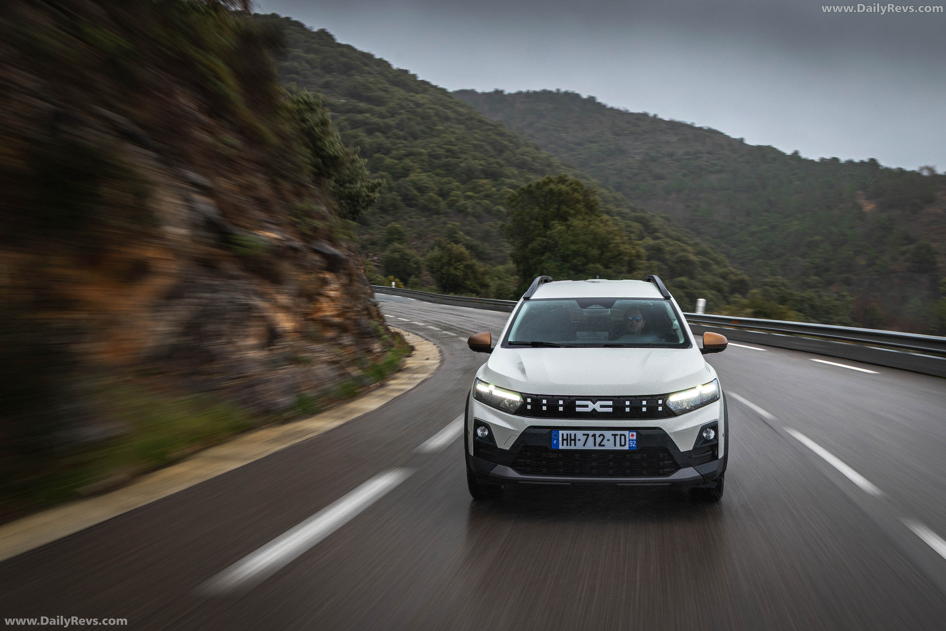 2026 Dacia Jogger Hybrid 155 Extreme Front View