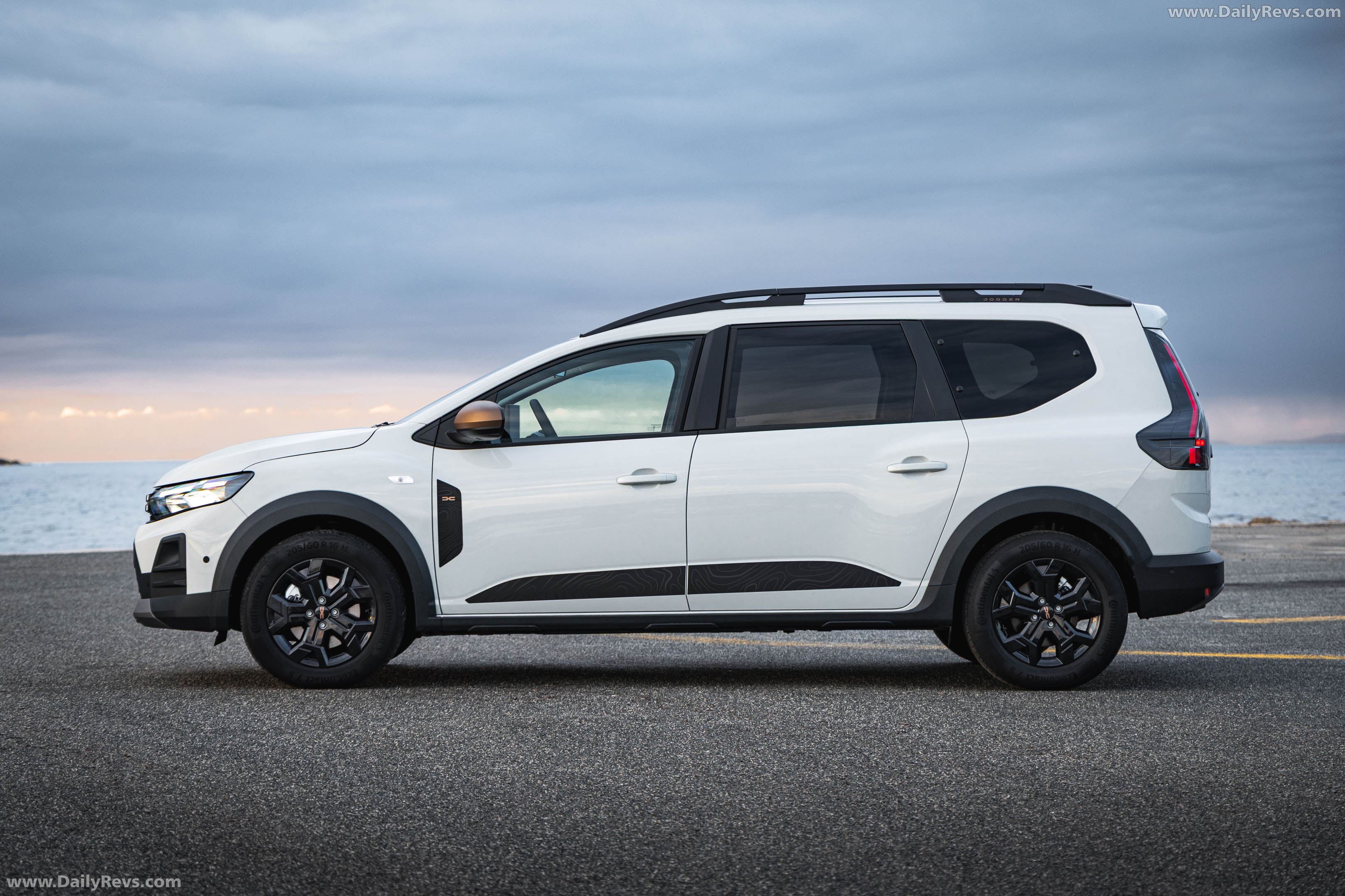 2026 Dacia Jogger Hybrid 155 Extreme Side View