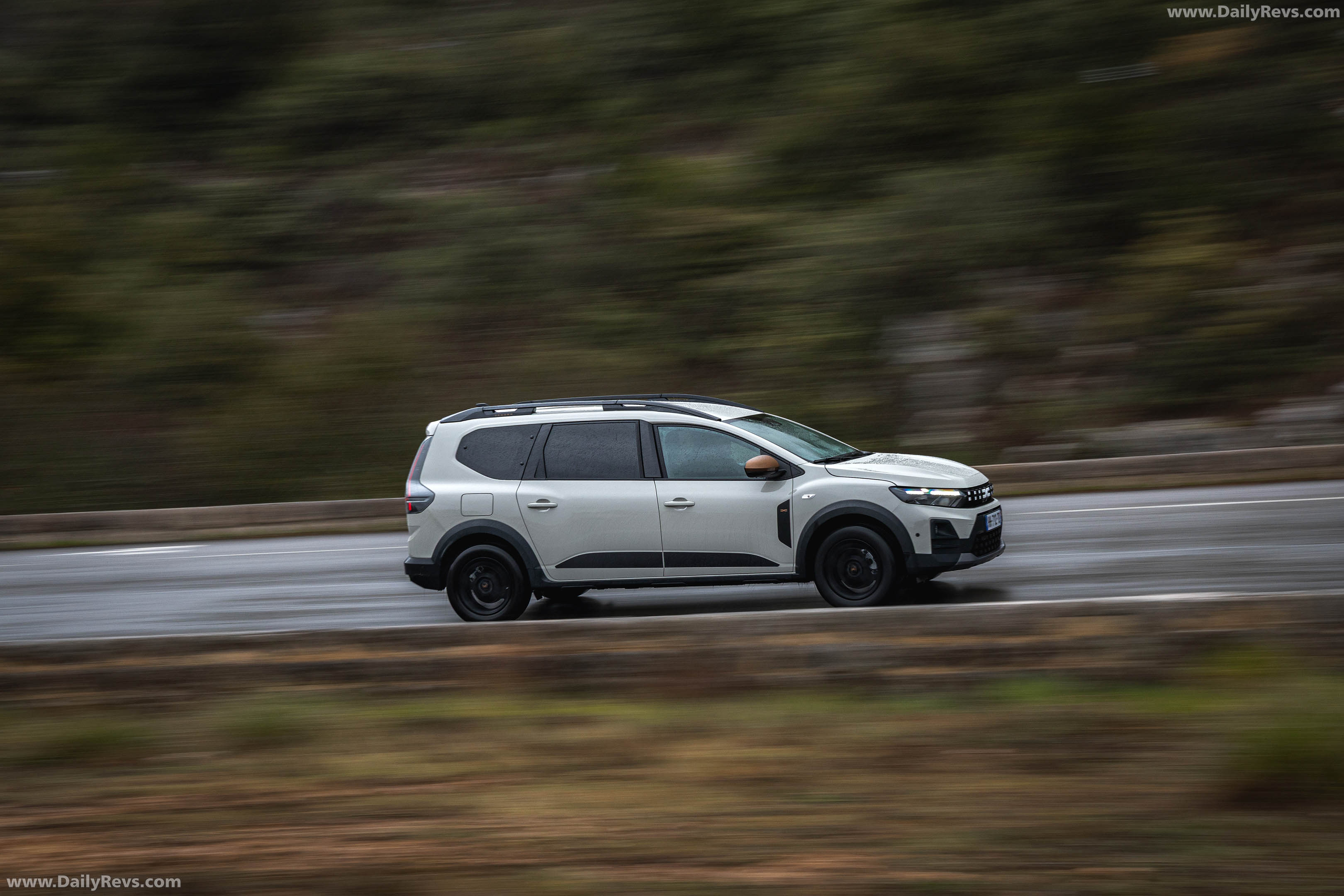 2026 Dacia Jogger Hybrid 155 Extreme Side View