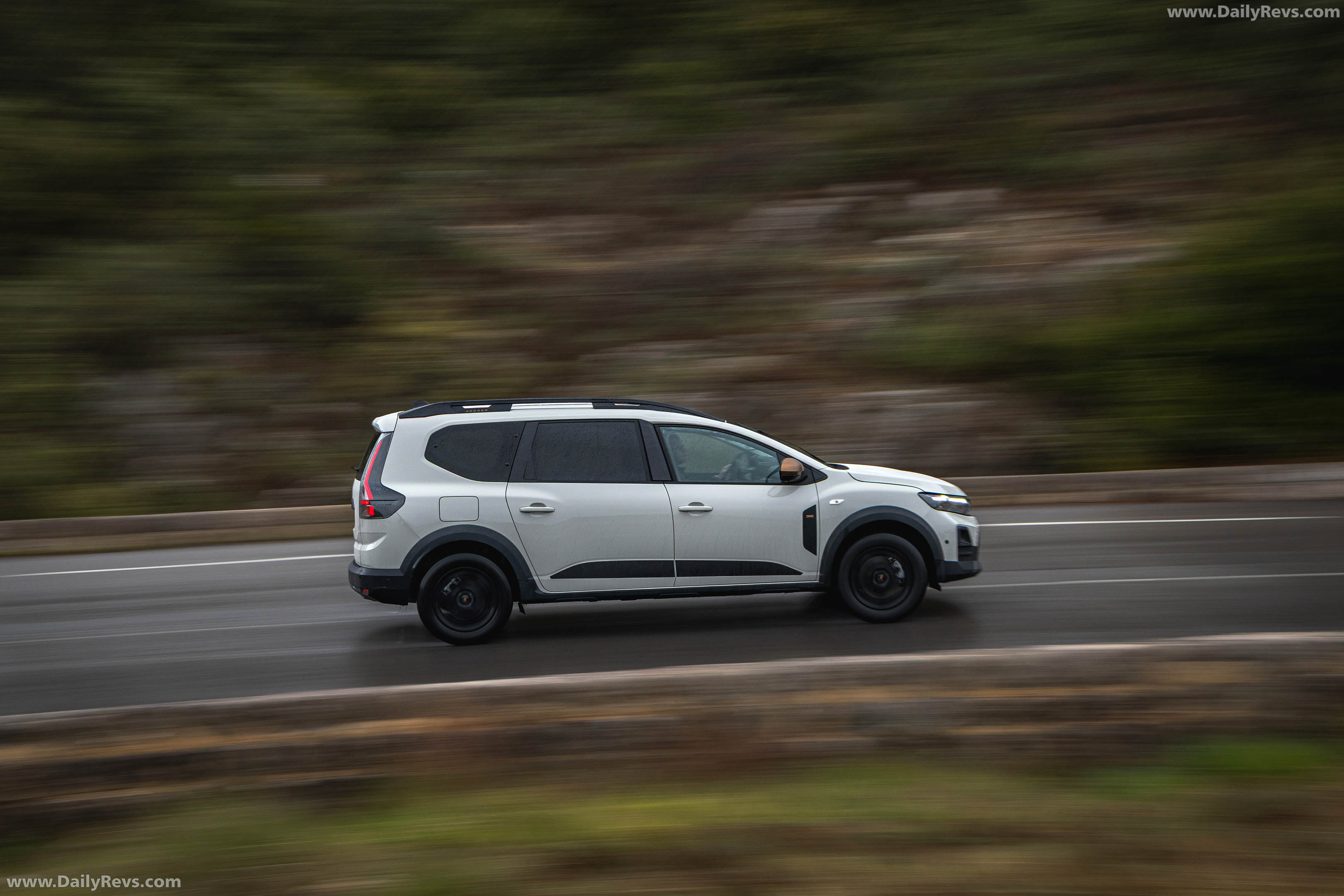 2026 Dacia Jogger Hybrid 155 Extreme Side View